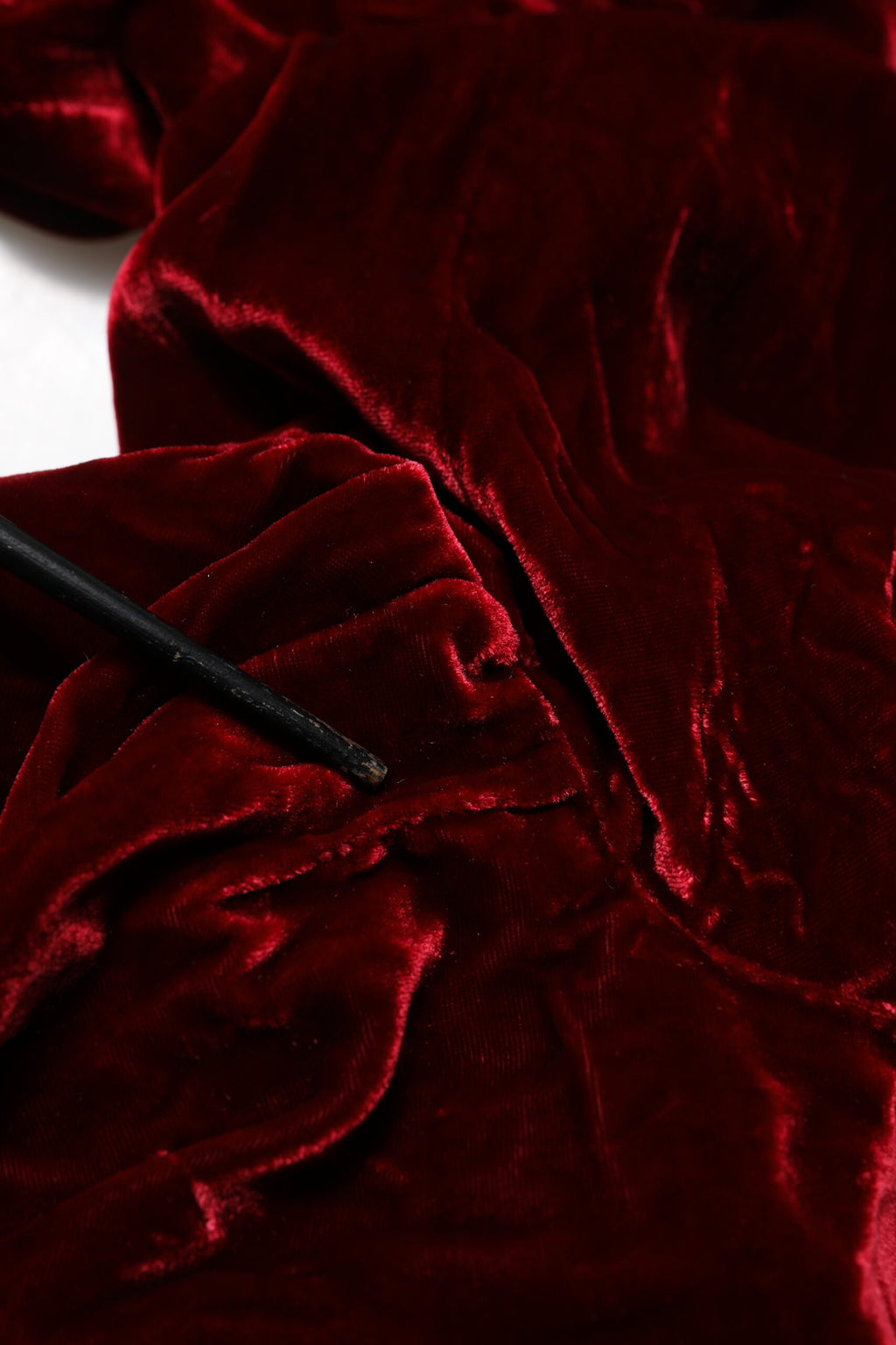 Pantalon en viscose rouge Dolce & Gabbana avec logo DG, taille moyenne, style élégant et ajusté, visible en gros plan.
