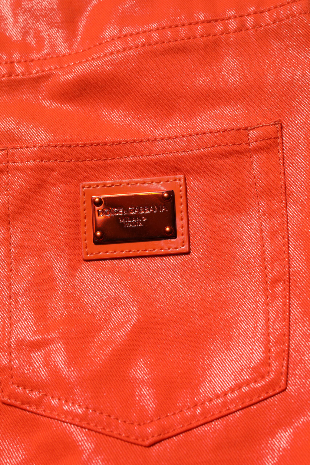 Jeans en denim orange à taille haute de Dolce & Gabbana, coton, style moderne et décontracté.