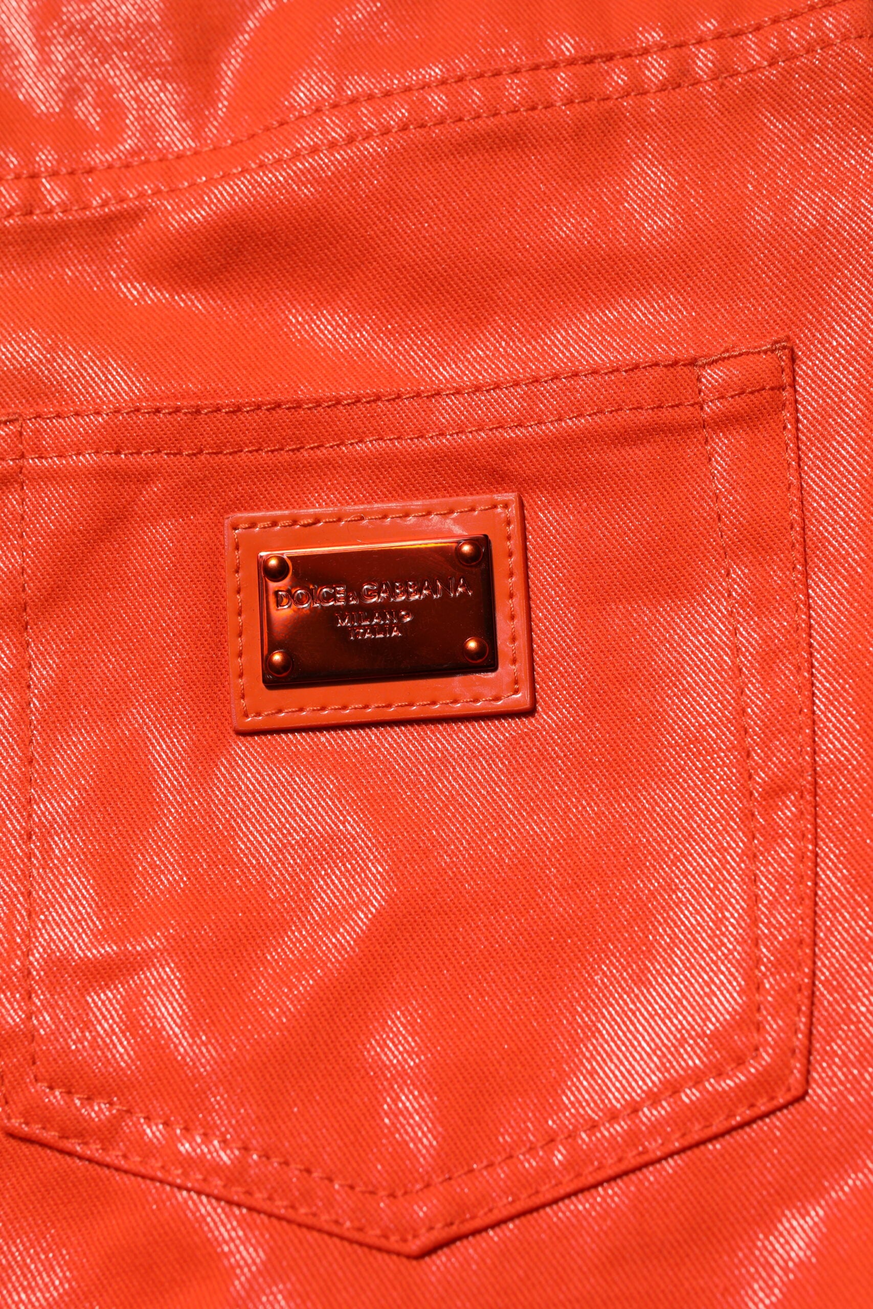 Jeans en denim orange à taille haute de Dolce & Gabbana, coton, style moderne et décontracté.