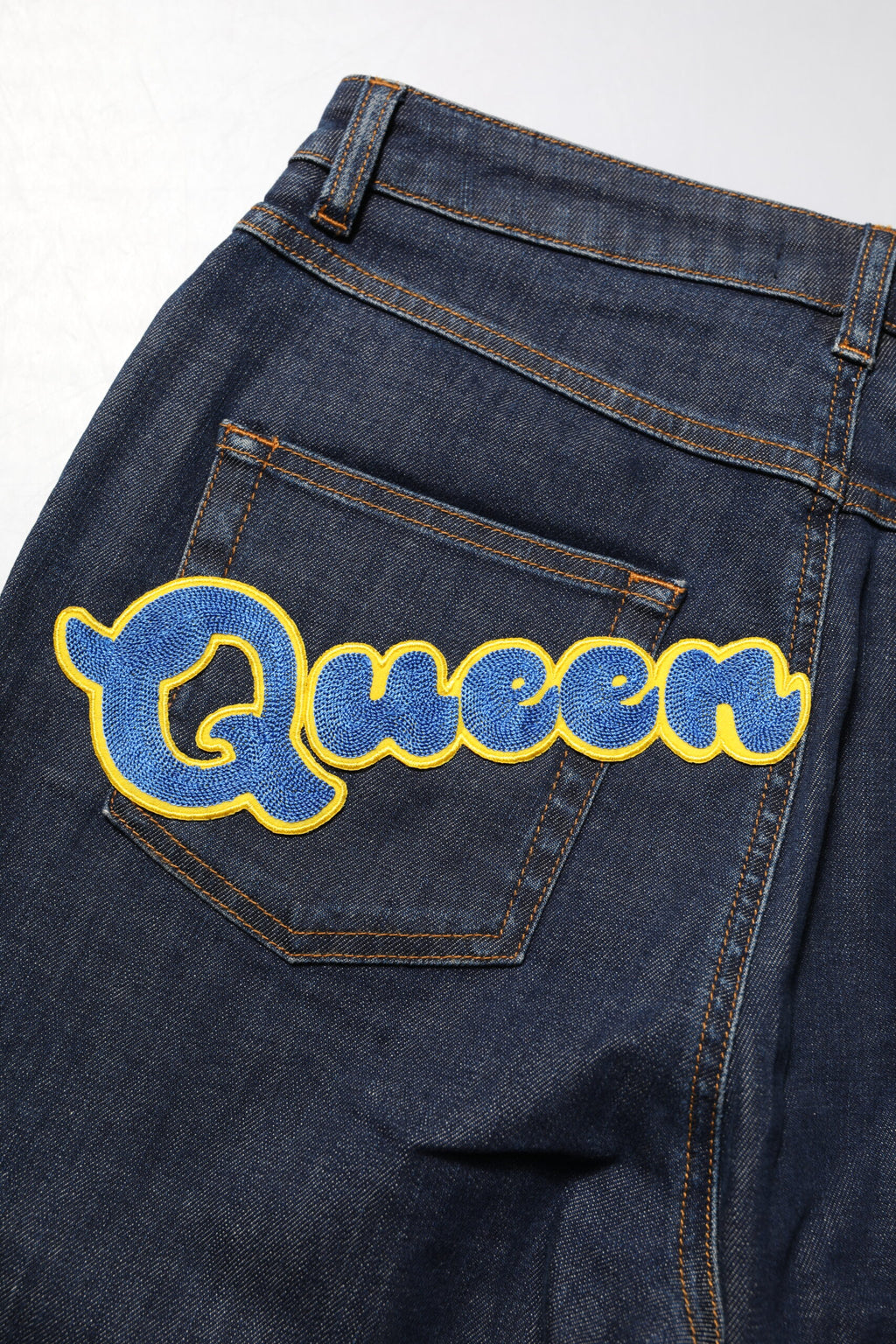 Jeans en denim Dolce & Gabbana Blue Queen Patch AUDREY, taille moyenne, avec patchs colorés, mode élégante et décontractée.