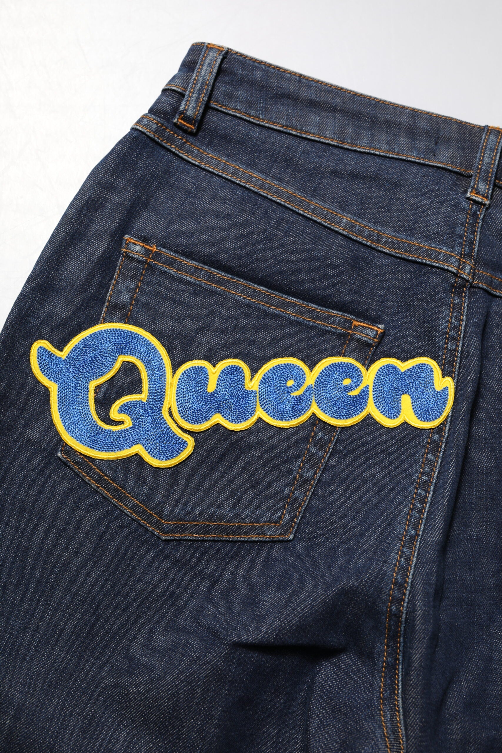Jeans en denim Dolce & Gabbana Blue Queen Patch AUDREY, taille moyenne, avec patchs colorés, mode élégante et décontractée.