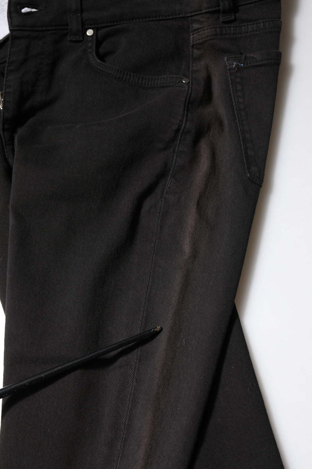 Jeans skinny en coton noir de Dolce & Gabbana, taille mi-haute, finition élégante, vue de face sur un mannequin.