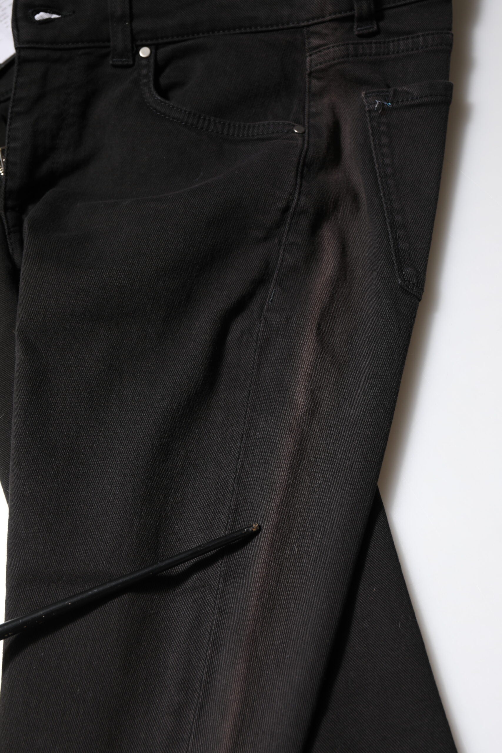 Jeans skinny en coton noir de Dolce & Gabbana, taille mi-haute, finition élégante, vue de face sur un mannequin.