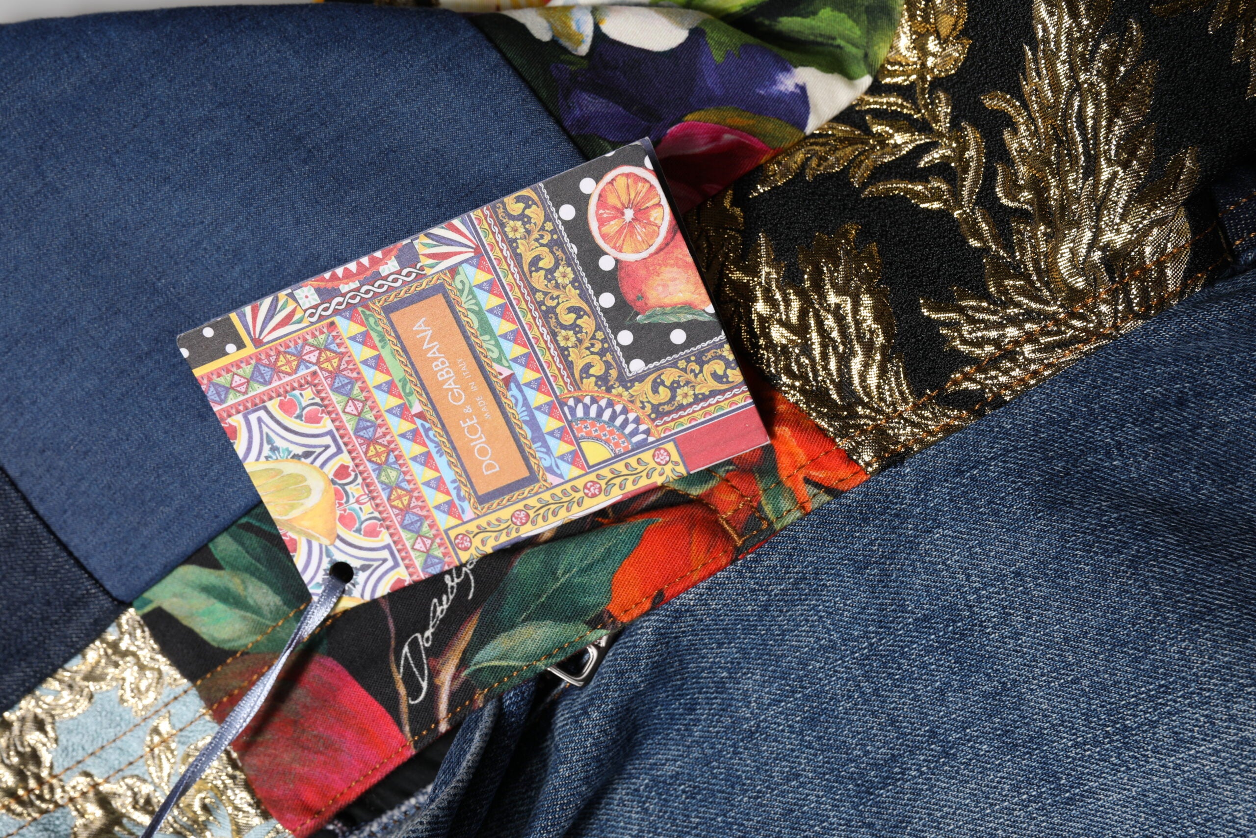 Jeans en denim à patchwork bleu à taille haute de Dolce & Gabbana, style moderne et tendance.