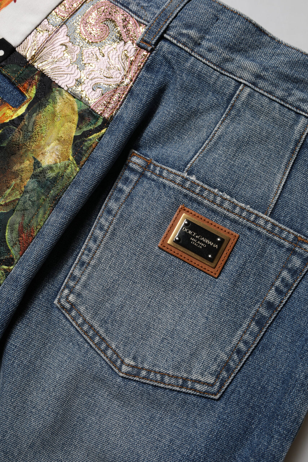 Jeans en denim à taille haute Dolce & Gabbana Blue AMBER avec patchwork, visible détails de couture et style tendance.