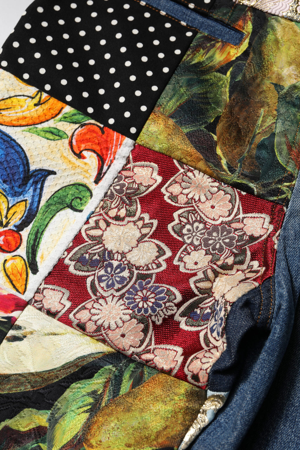 Jeans en denim à taille haute Dolce & Gabbana, patchwork bleu avec motif coloré, style élégant et tendance.