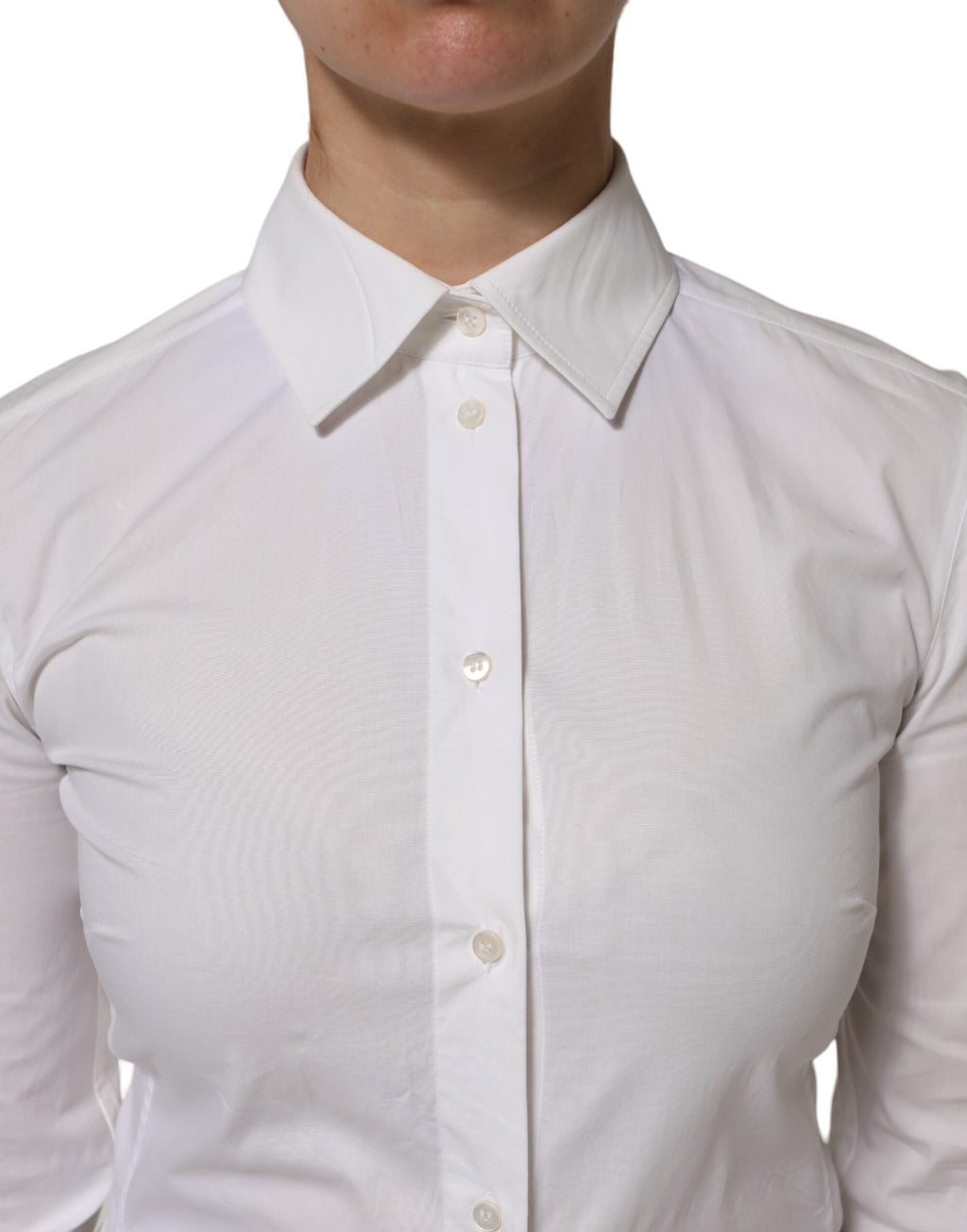 Chemise blanche en coton à col avec manches longues de Dolce & Gabbana, visible en détail sur l'image.
