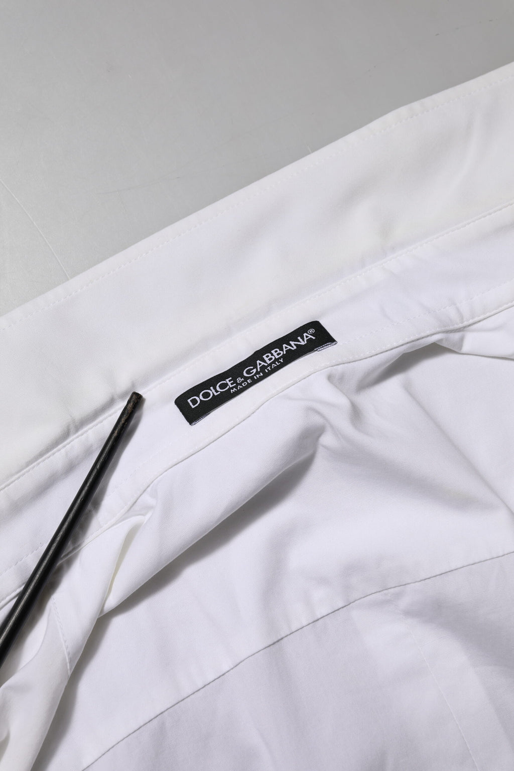 Chemise blanche en coton à col et manches longues de Dolce & Gabbana, vêtement élégant pour femmes.