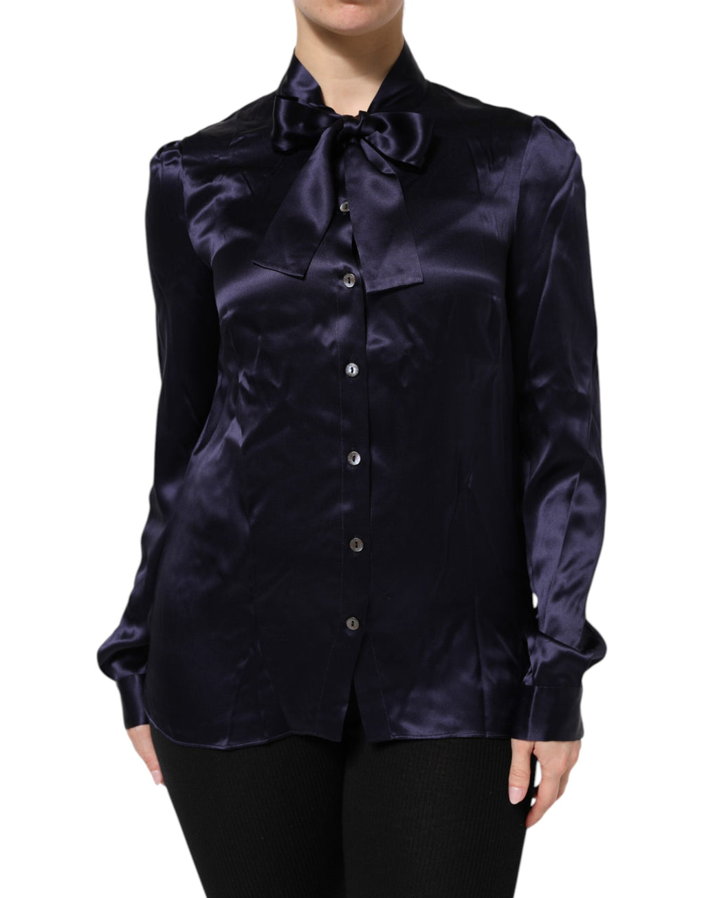 Chemise en soie pour femme Dolce & Gabbana, col montant ascot violet foncé, élégante et sophistiquée.