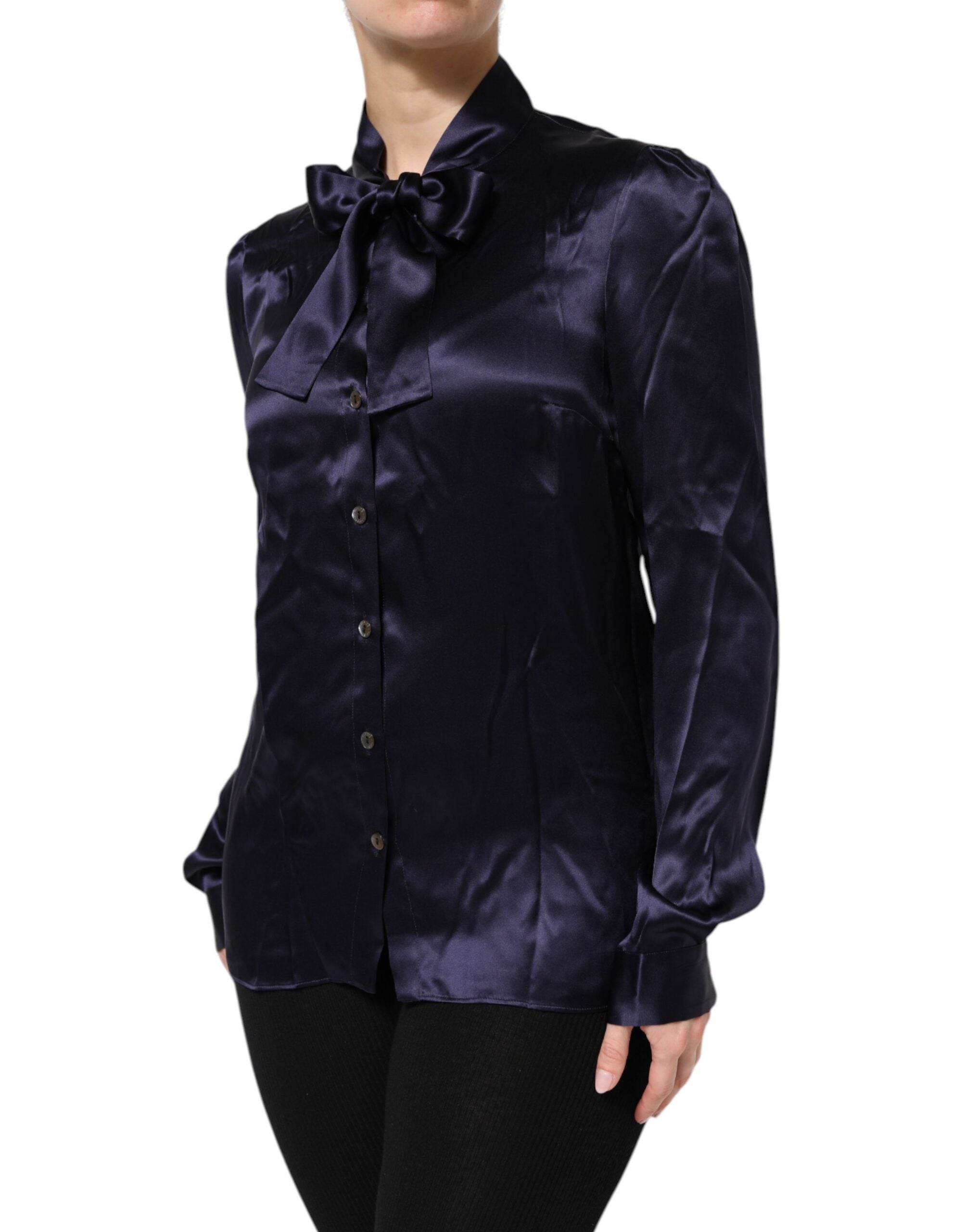Chemise en soie violette foncée Dolce & Gabbana avec col ascot, élégante et sophistiquée, vue de face.