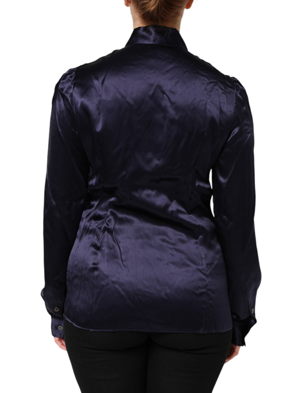 Blouse en soie pour femme de Dolce & Gabbana, col ascot, couleur violette foncée, détails élégants et tissu fluide.