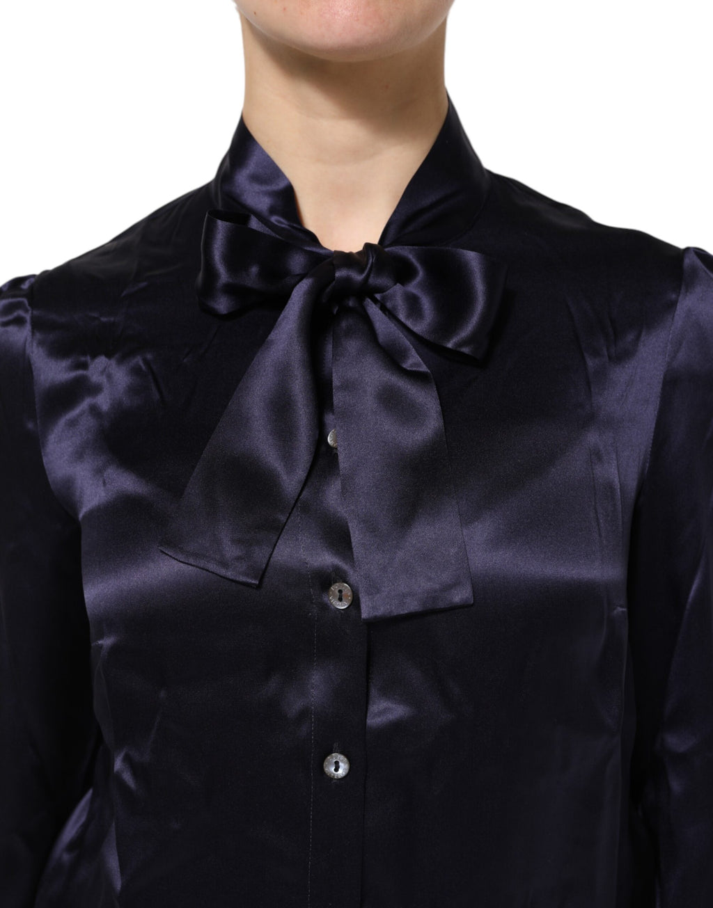 Chemise Dolce & Gabbana en soie violet foncé avec col ascot, style élégant et sophistiqué.