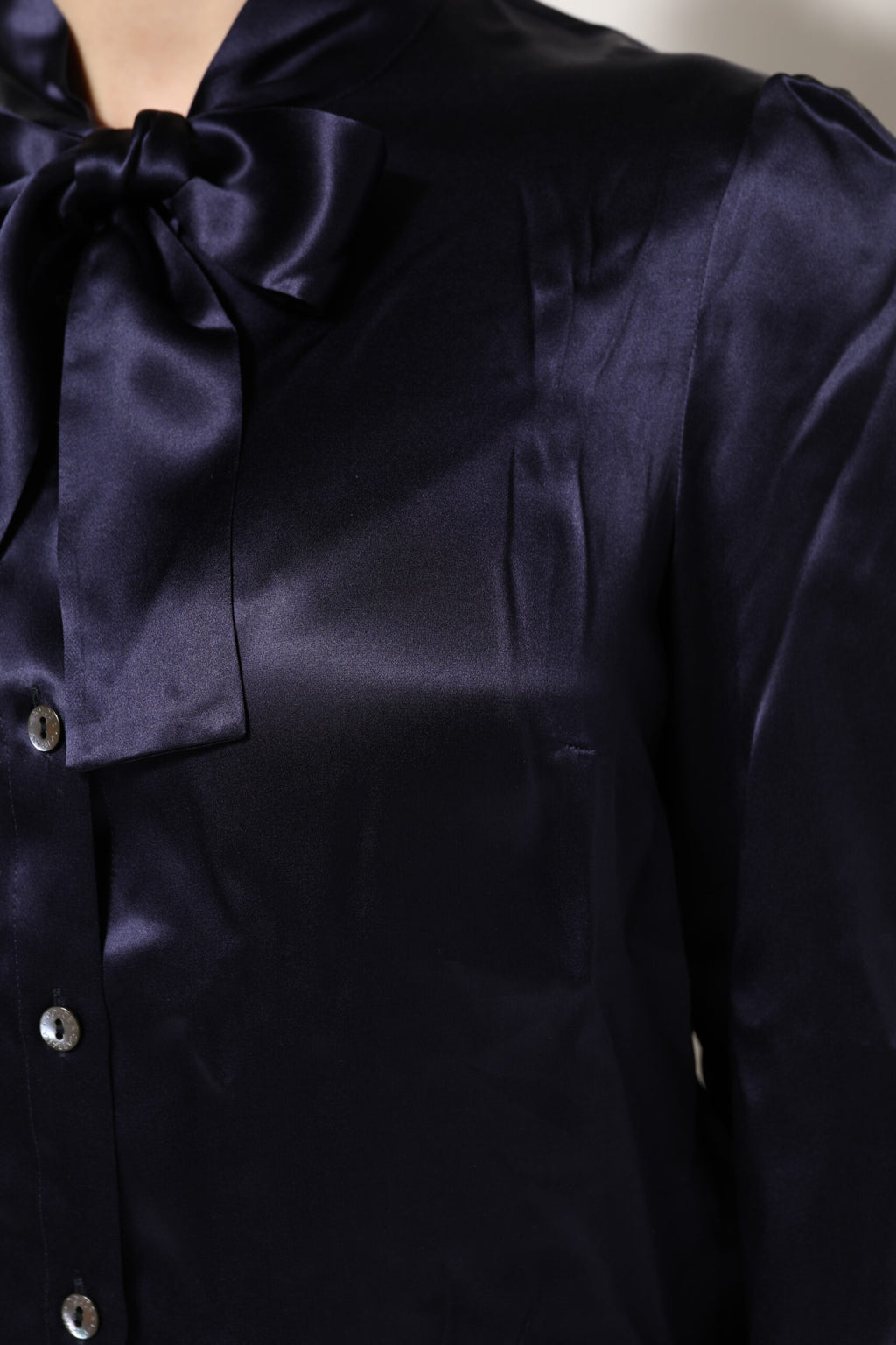 Chemisier en soie noire violette Dolce & Gabbana avec col ascot et fermeture élégante, détails sophistiqués et tissu luxueux.