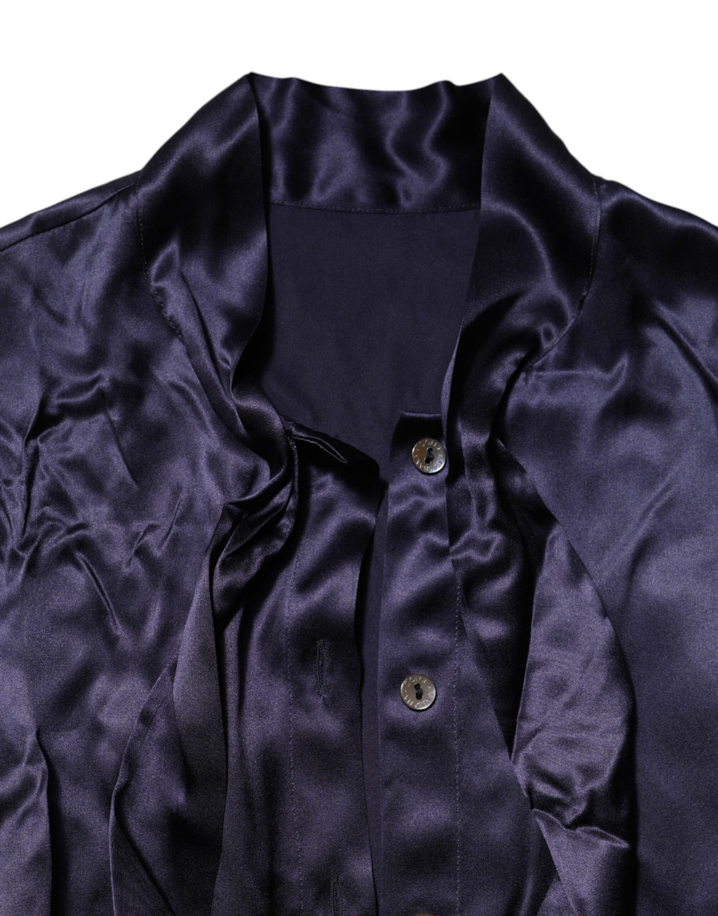 Blouse Dolce & Gabbana en soie violette foncée avec col ascot et design élégant, vue de face sur fond neutre.