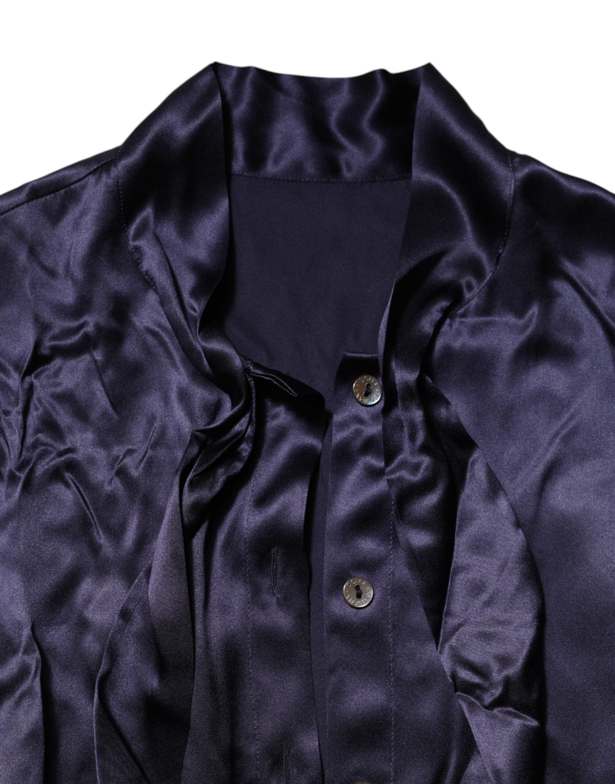 Blouse Dolce & Gabbana en soie violette foncée avec col ascot et design élégant, vue de face sur fond neutre.