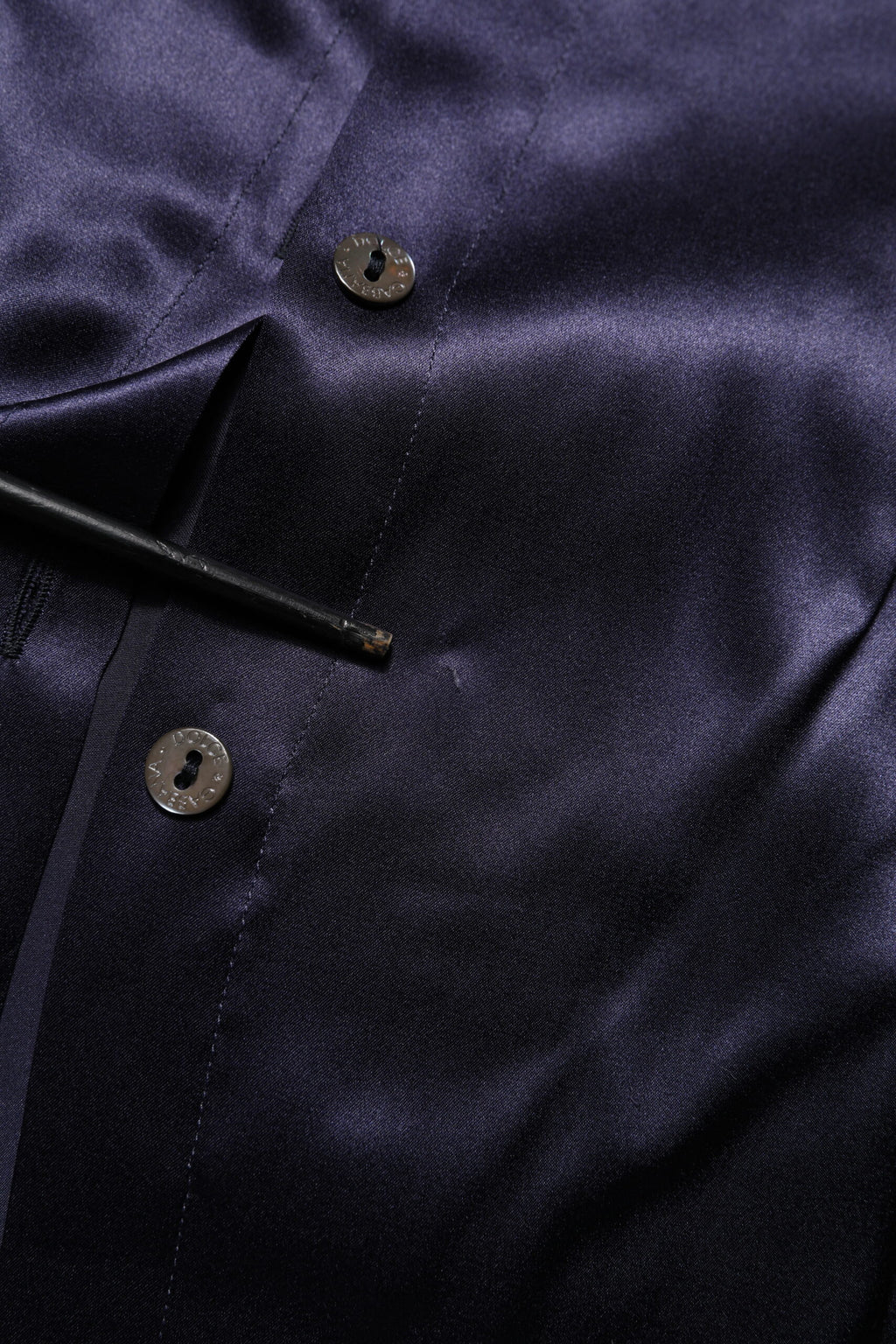 Blouse Dolce & Gabbana en soie violet foncé avec col ascot, style élégant et sophistiqué, vue de face.