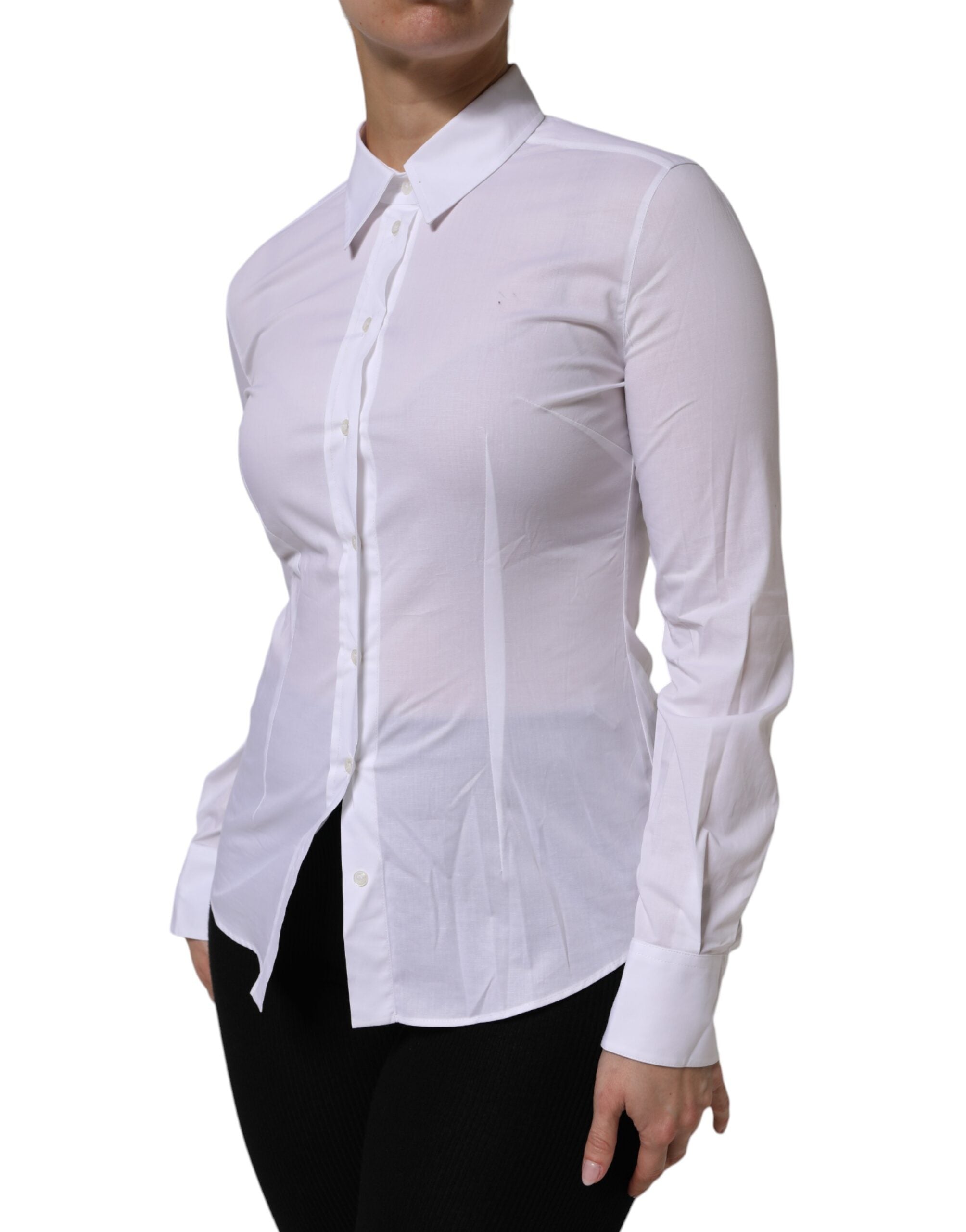 Chemise blanche à col en coton Dolce & Gabbana avec manches longues, élégante et classique, portée en style décontracté.