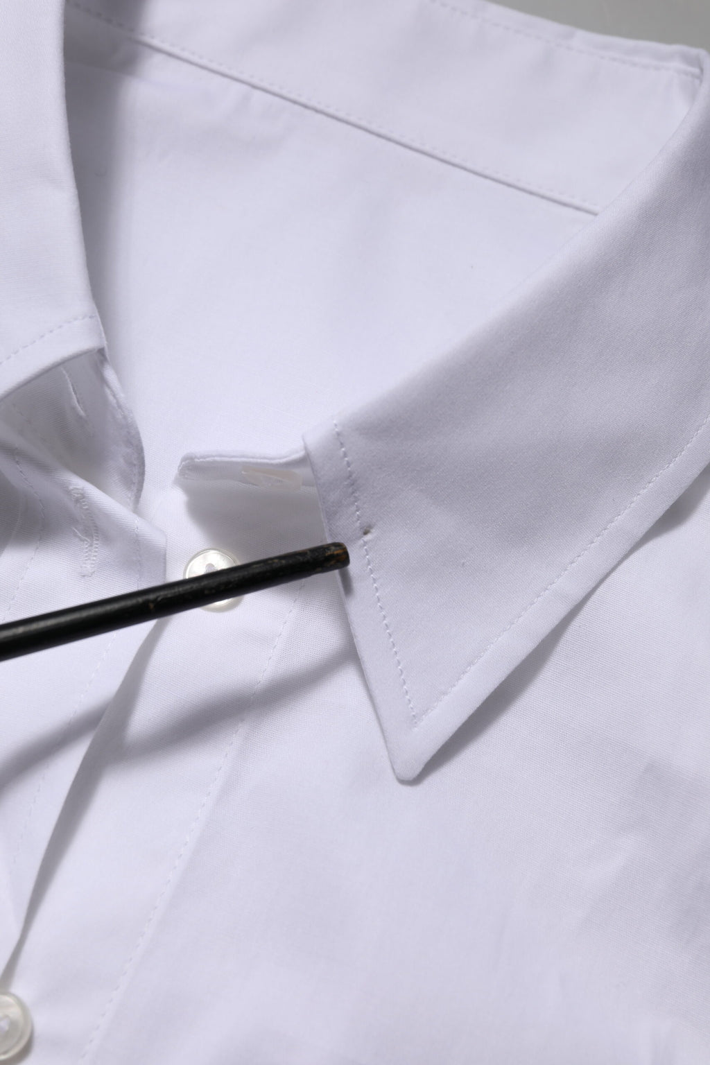 Chemise Dolce & Gabbana blanche en coton à col et manches longues, élégante et sophistiquée pour femme.