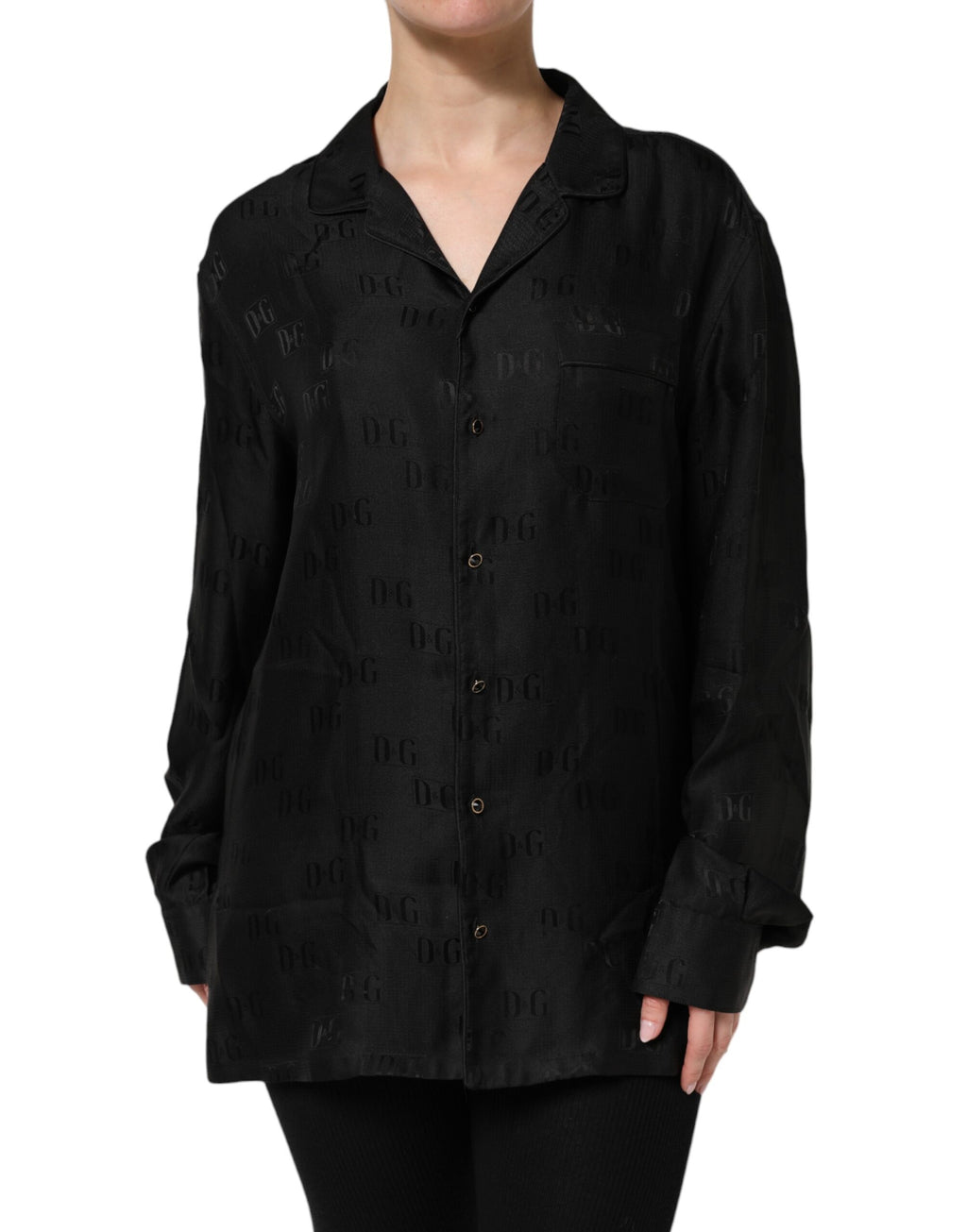 Haut en soie noire Dolce & Gabbana avec broderie DG à manches longues, élégant et sophistiqué, visible en détail.