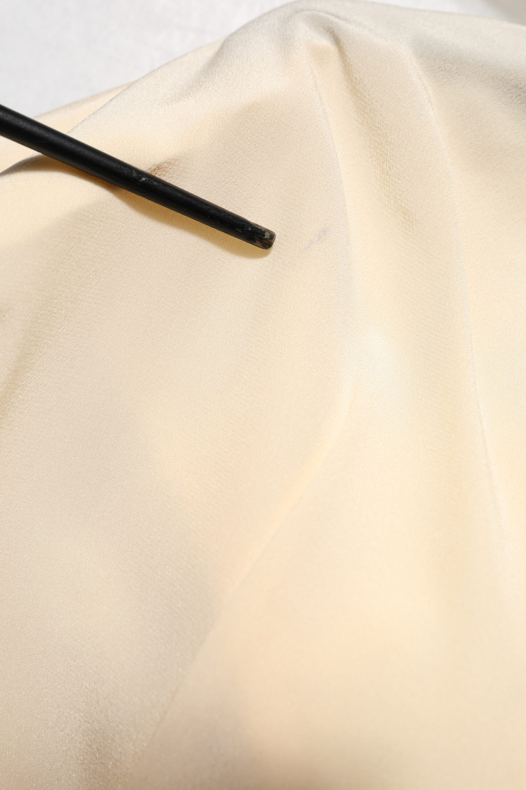 Blouse en soie jaune clair Dolce & Gabbana avec col ascot, détail élégant et tissu fluide, pour un look sophistiqué.
