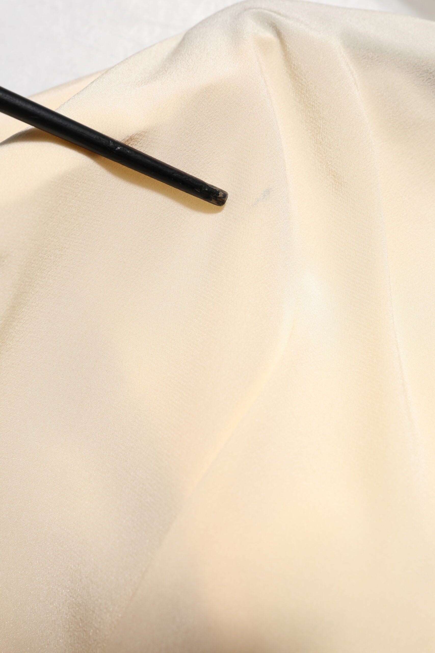 Blouse en soie jaune clair Dolce & Gabbana avec col ascot, détail élégant et tissu fluide, pour un look sophistiqué.