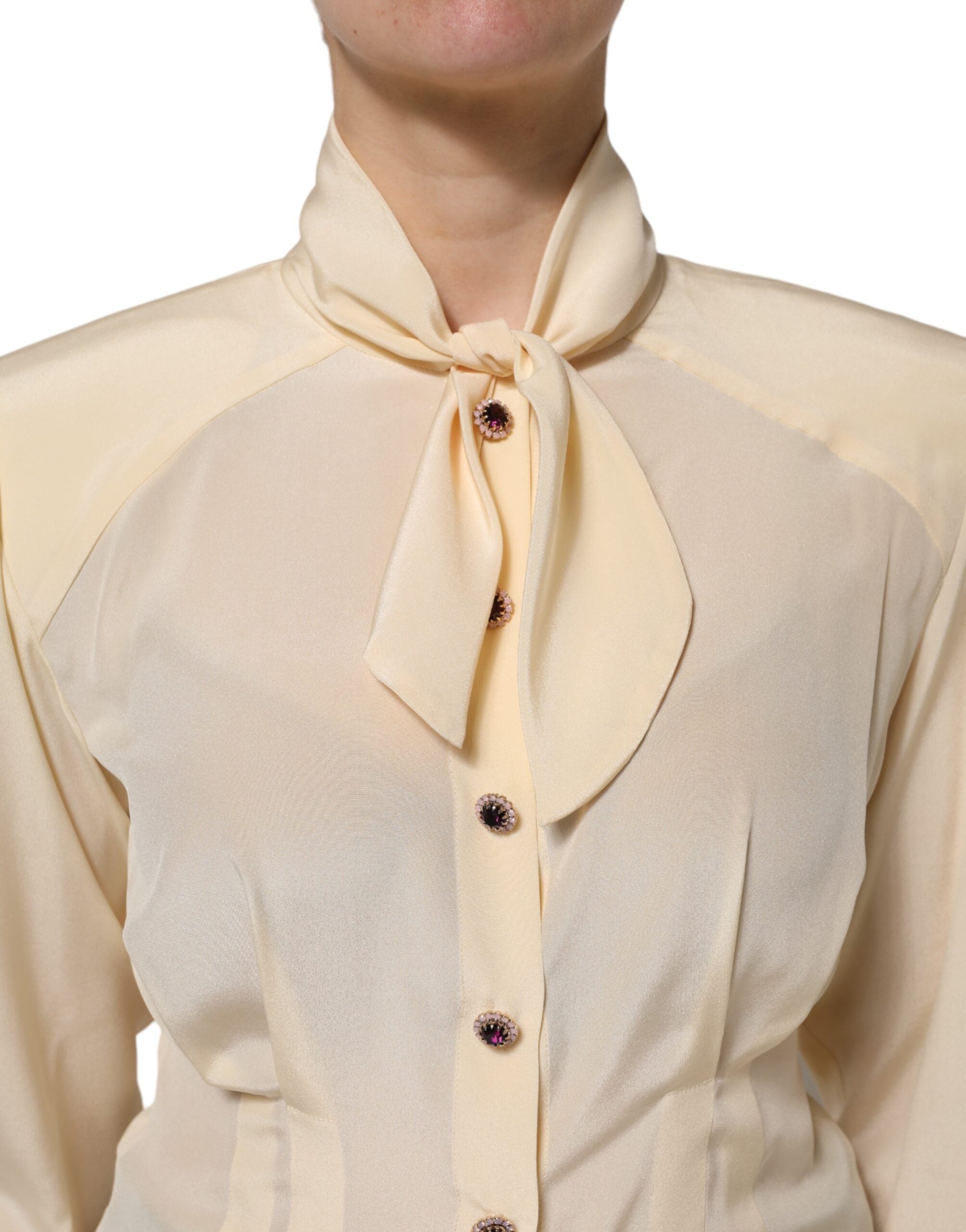 Chemisier Dolce & Gabbana à col ascot jaune clair avec boutons, style élégant et féminin.