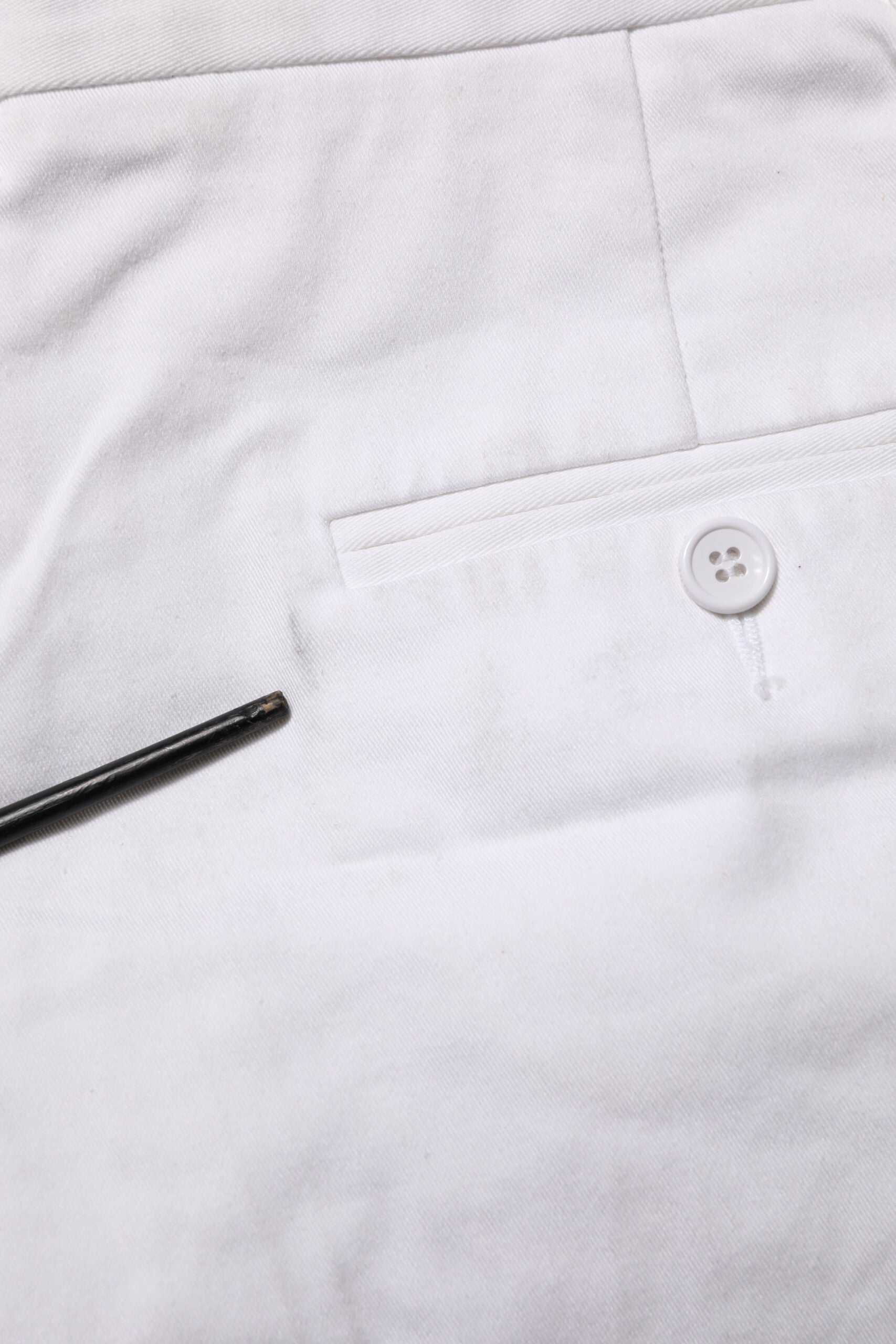 Shorts bermuda en coton blanc pour femmes de Dolce & Gabbana, mi-hauteur à la taille, style élégant et confortable.