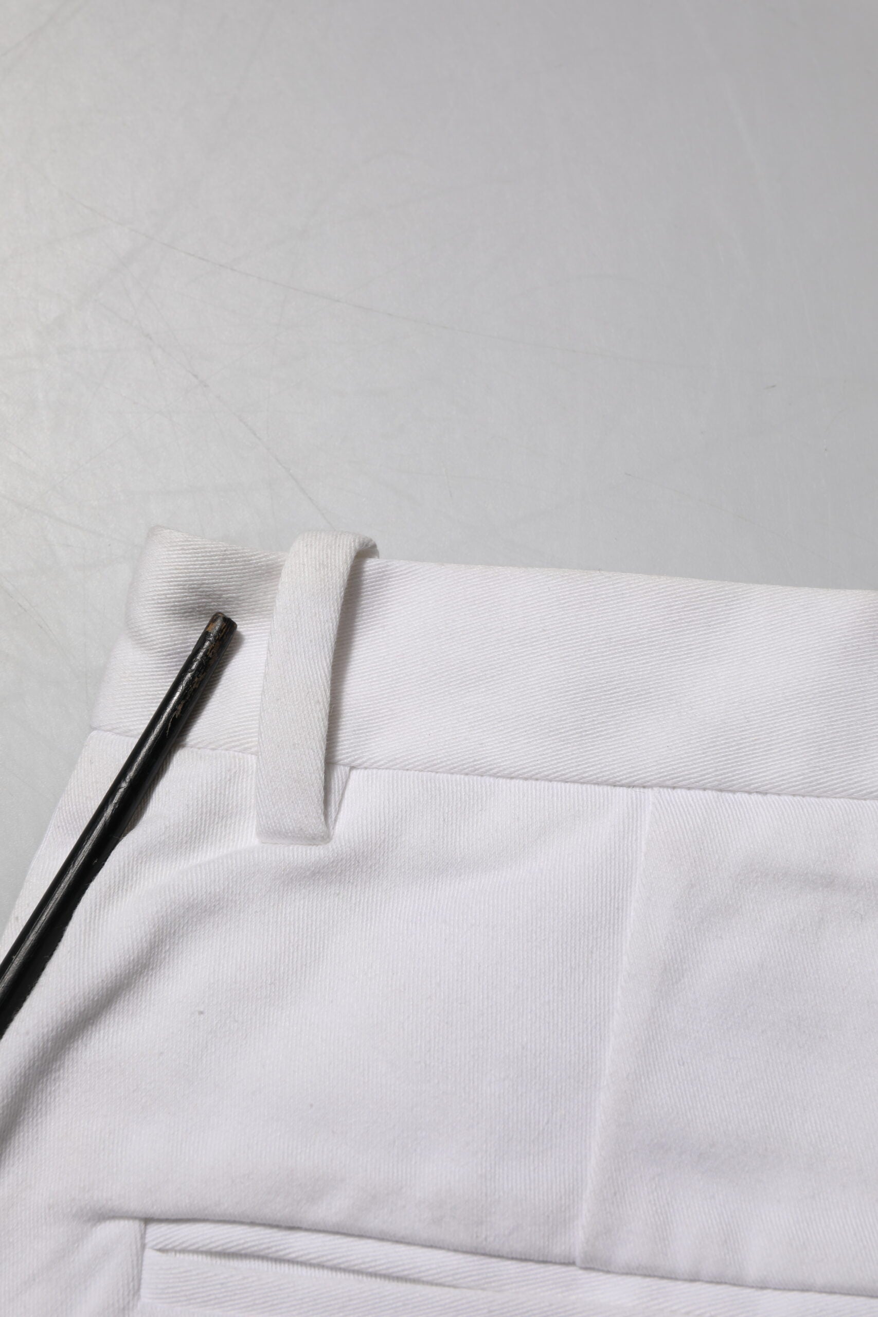 Shorts bermuda pour femmes en coton blanc de Dolce & Gabbana, taille mi-haute, mode élégante et confortable.