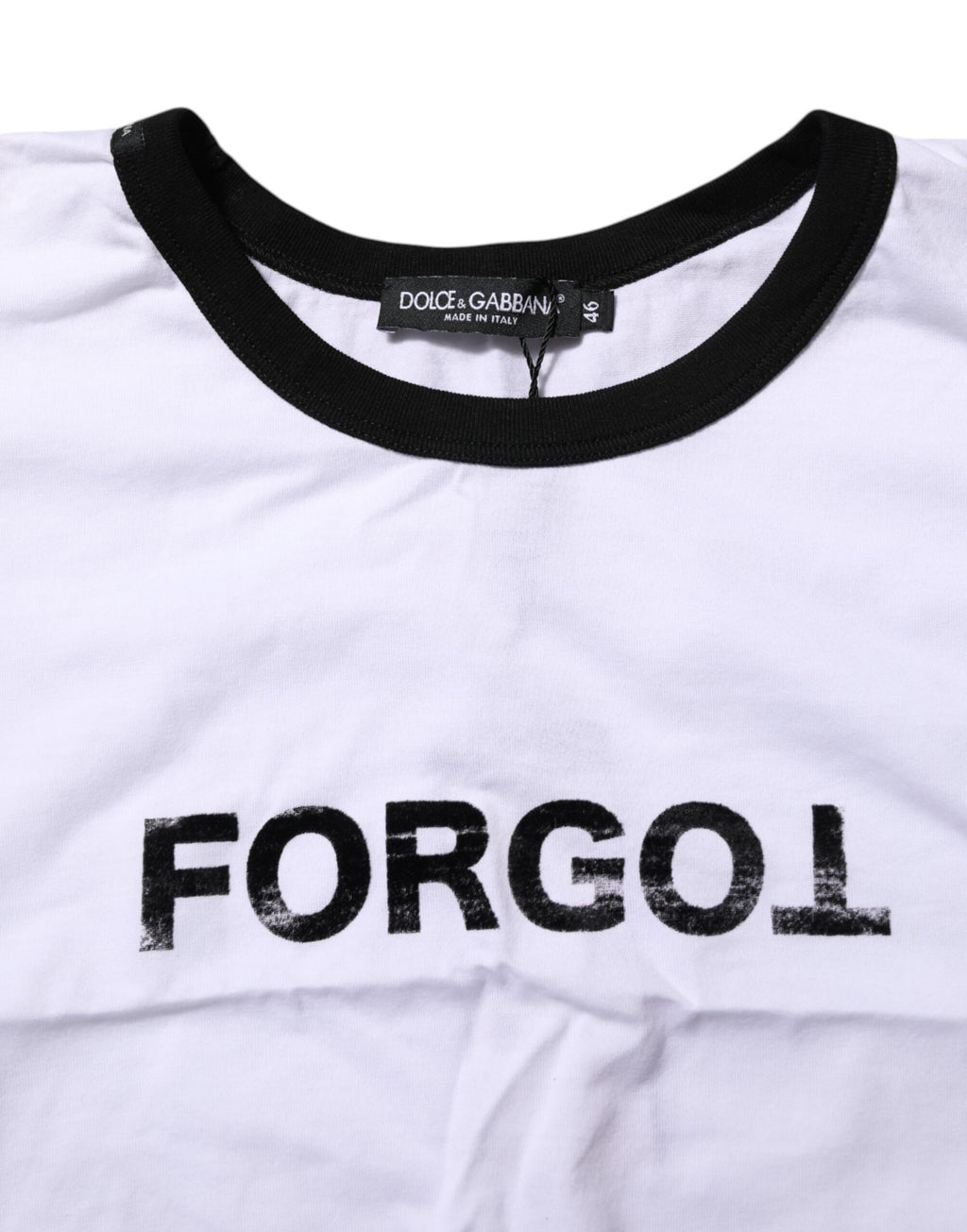 T-shirt cropé blanc Dolce & Gabbana à imprimé graphique, col rond, style décontracté, visible avec logo distinctif.