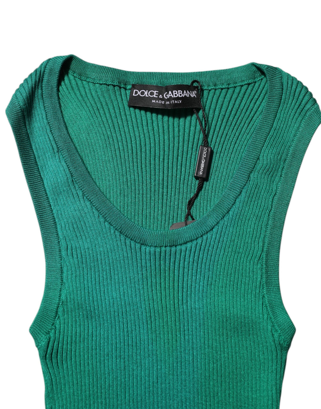 Débardeur sans manches en soie verte Dolce & Gabbana avec col rond élégant, vue de face.