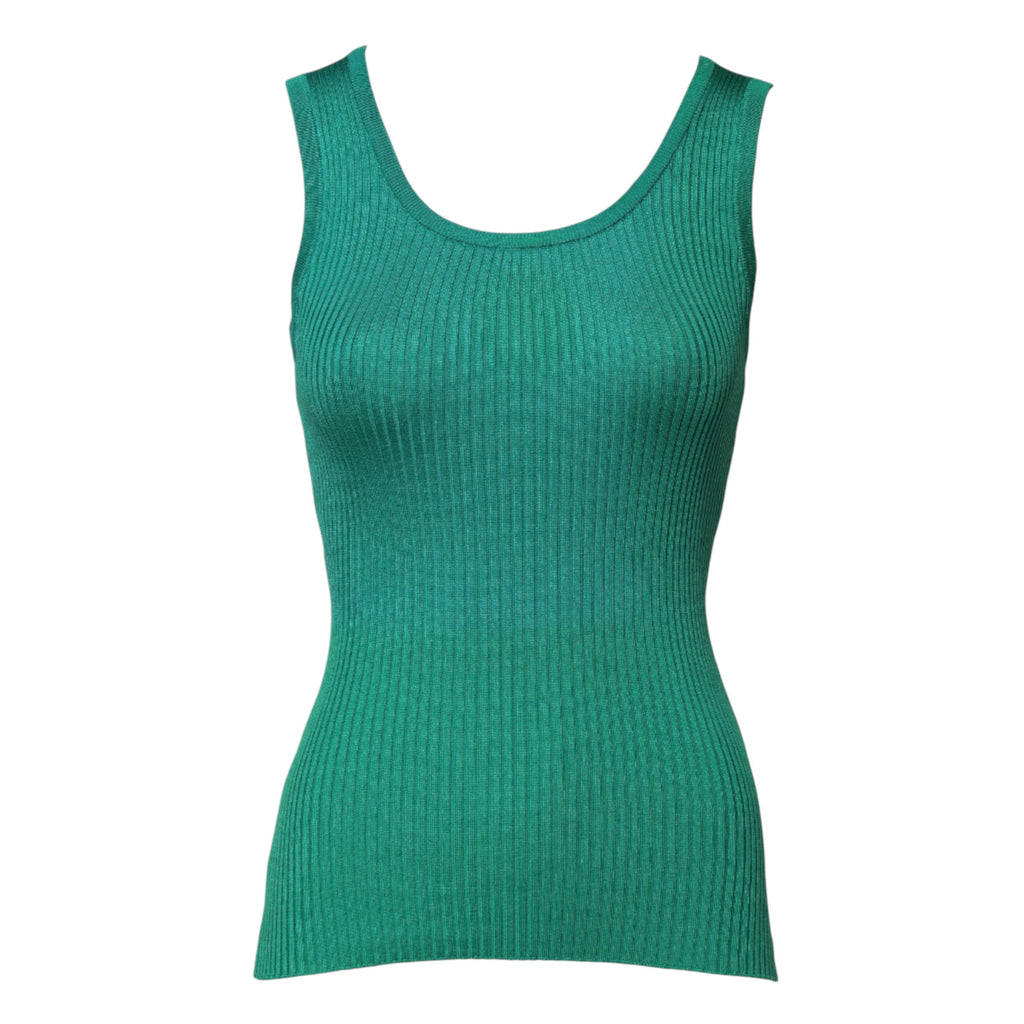 Débardeur en soie verte sans manches de Dolce & Gabbana avec col rond, porté sur un mannequin.
