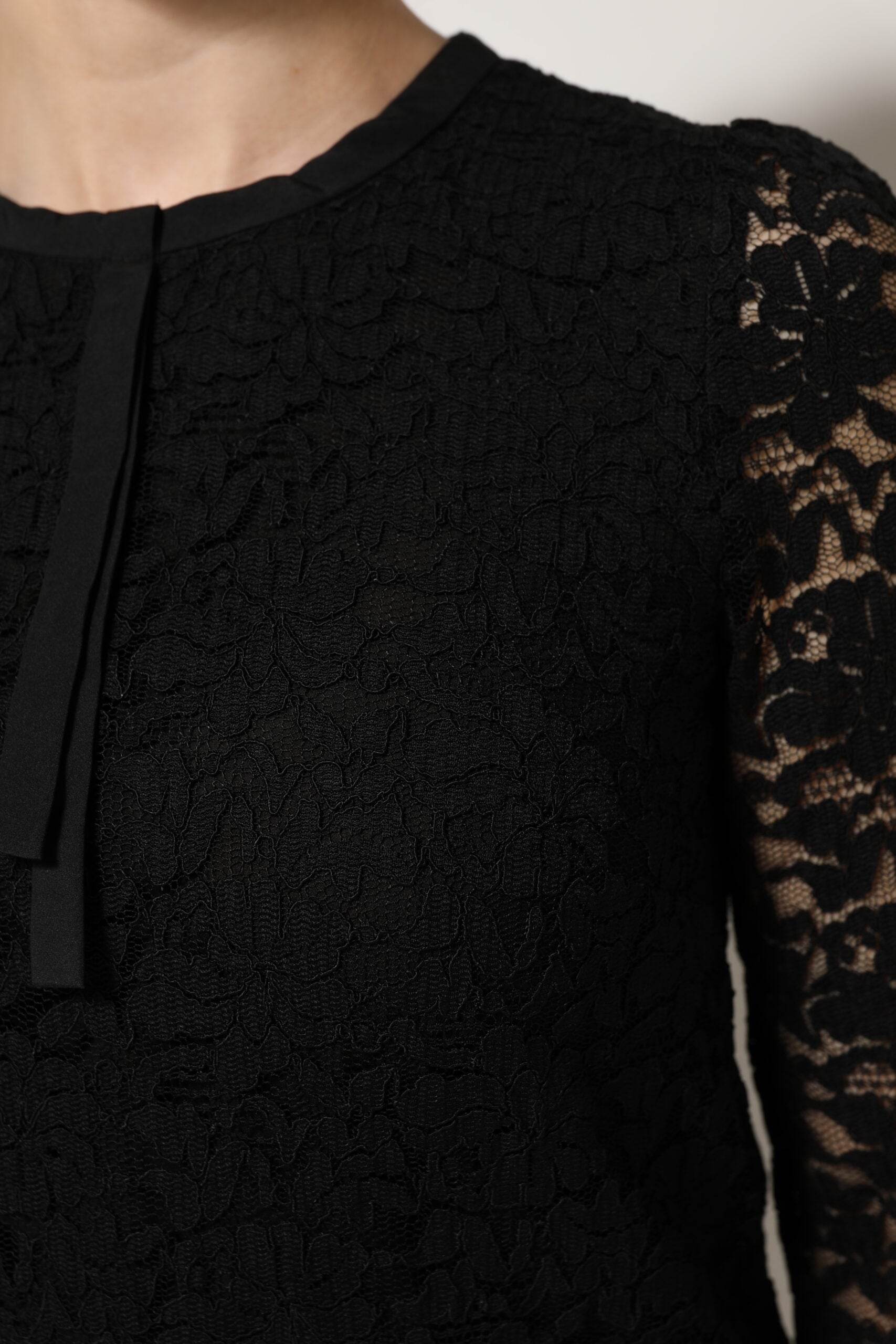 Blouse noire en nylon et dentelle Dolce & Gabbana à manches longues, élégante et sophistiquée.
