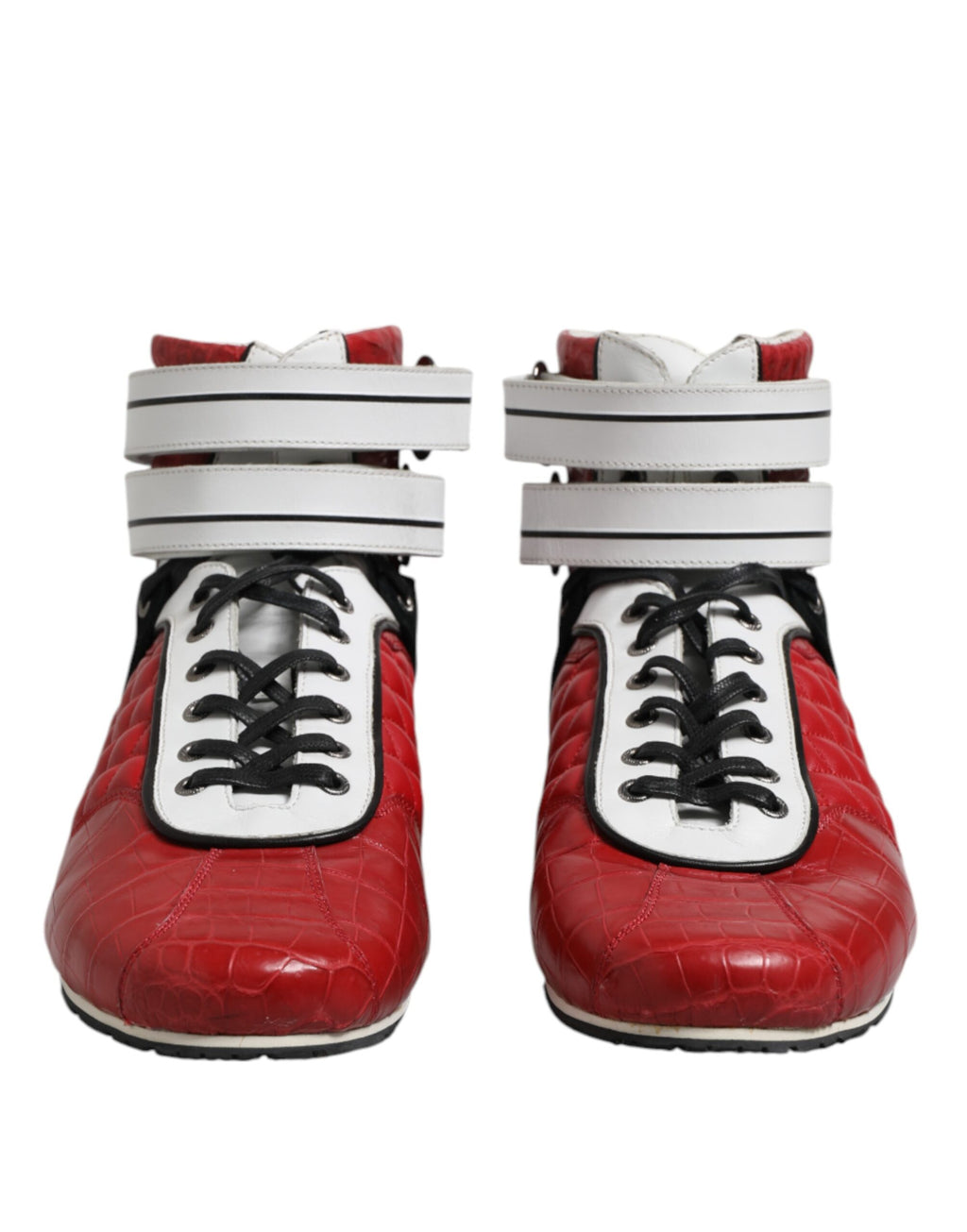 Chaussures sneakers en cuir rouge matelassé avec lacets de la marque Dolce & Gabbana, vue de face.