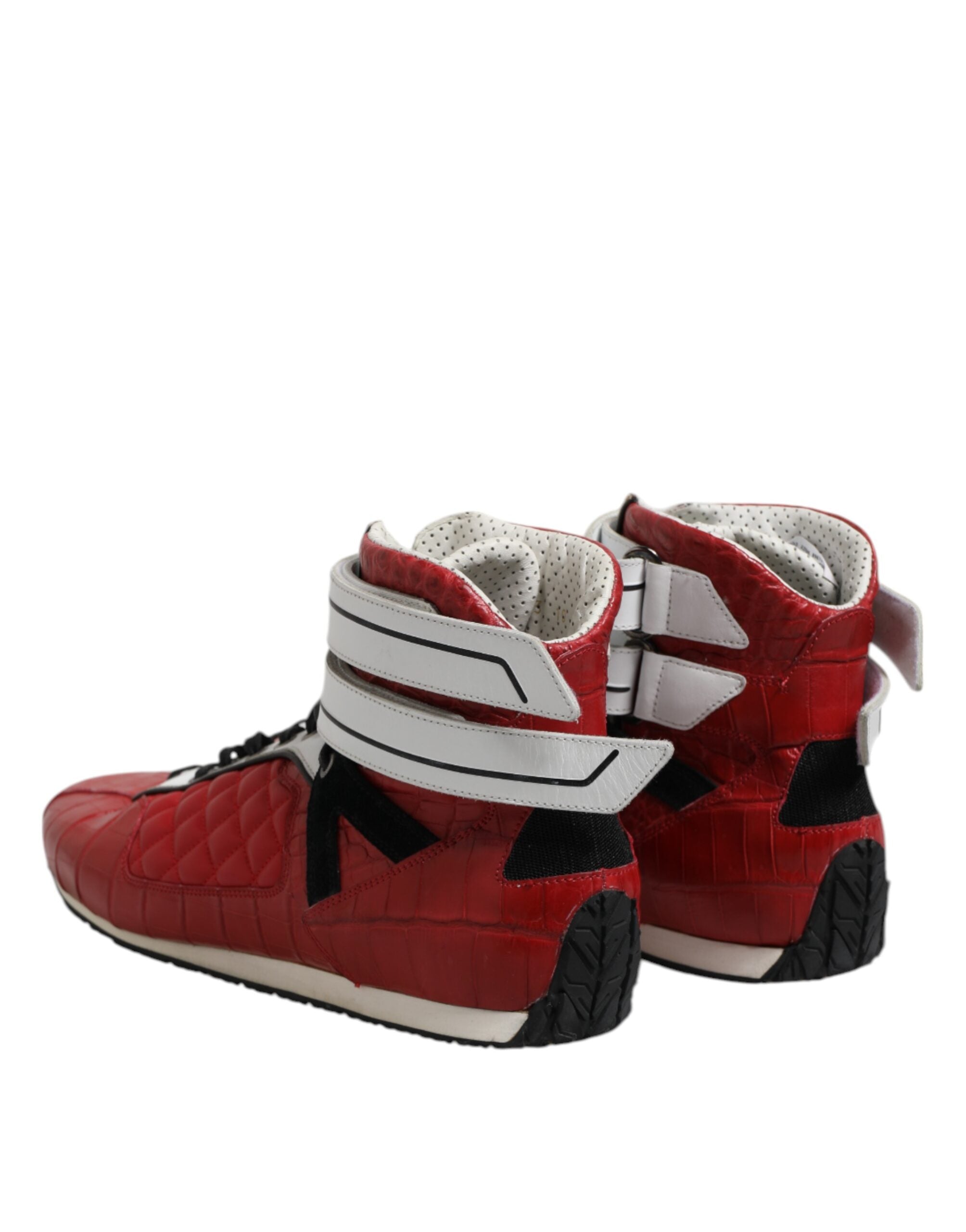Chaussures de sneakers Dolce & Gabbana en cuir rouge matelassé avec lacets, vue de face.