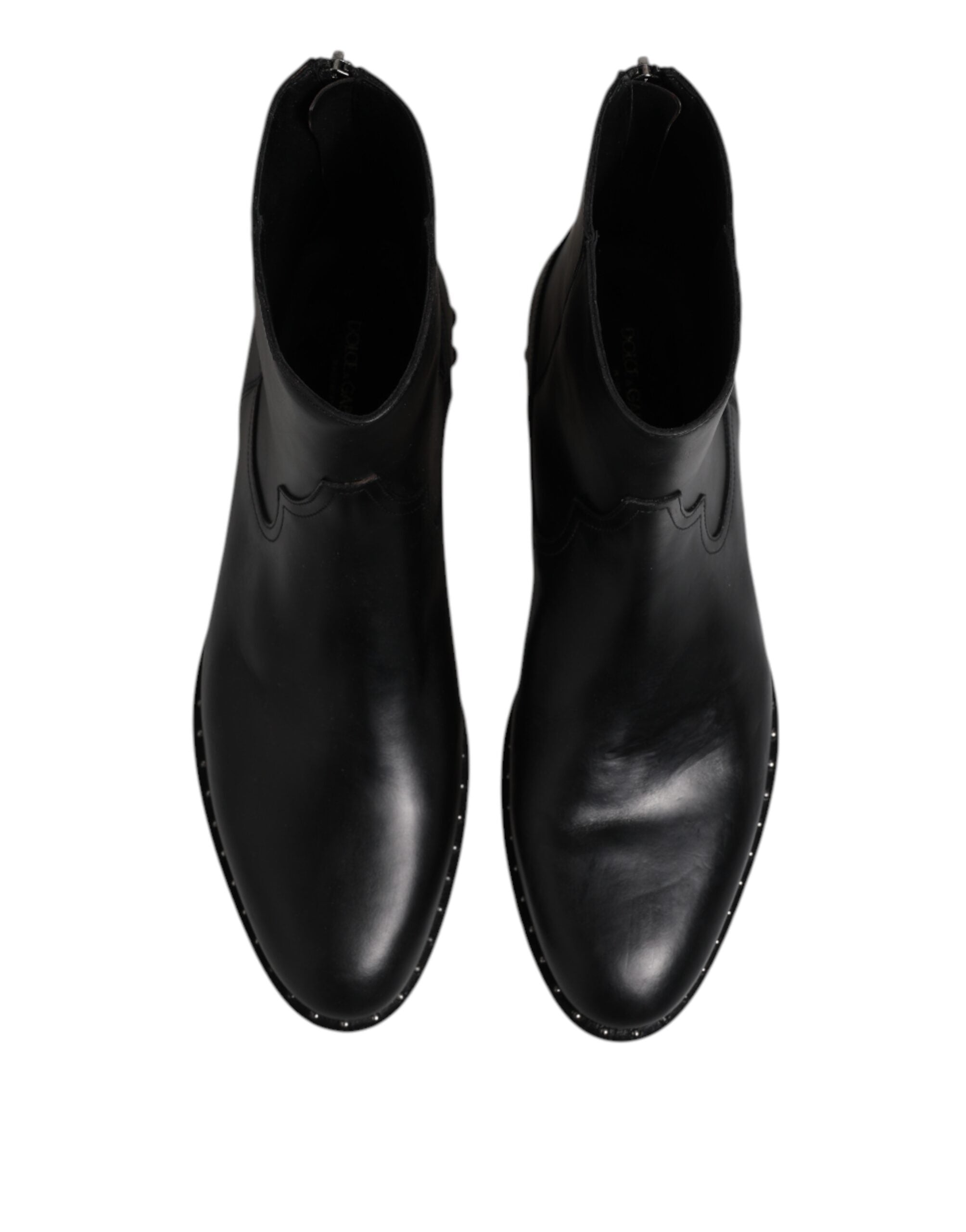 Bottes noires en cuir Dolce & Gabbana avec logo, semelles à clous et design élégant pour femme.