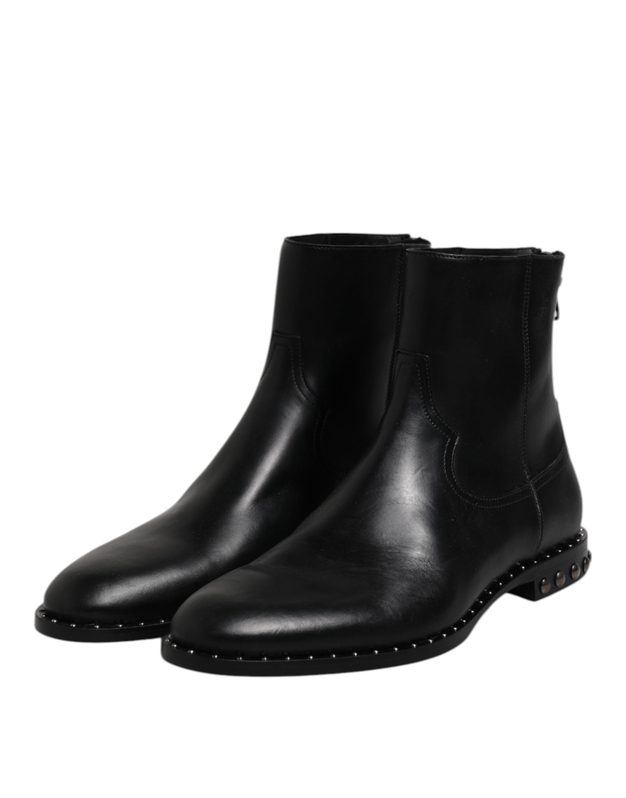 Bottes ankle en cuir noir Dolce & Gabbana avec logo, clous décoratifs et semelle en cuir, mode élégante et sophistiquée.