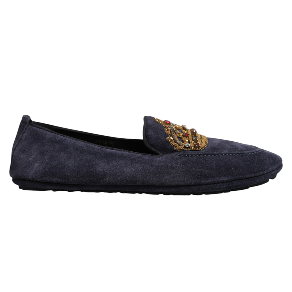 Chaussures Dolce & Gabbana en daim bleu avec couronne en cristal, loafers élégants pour homme.