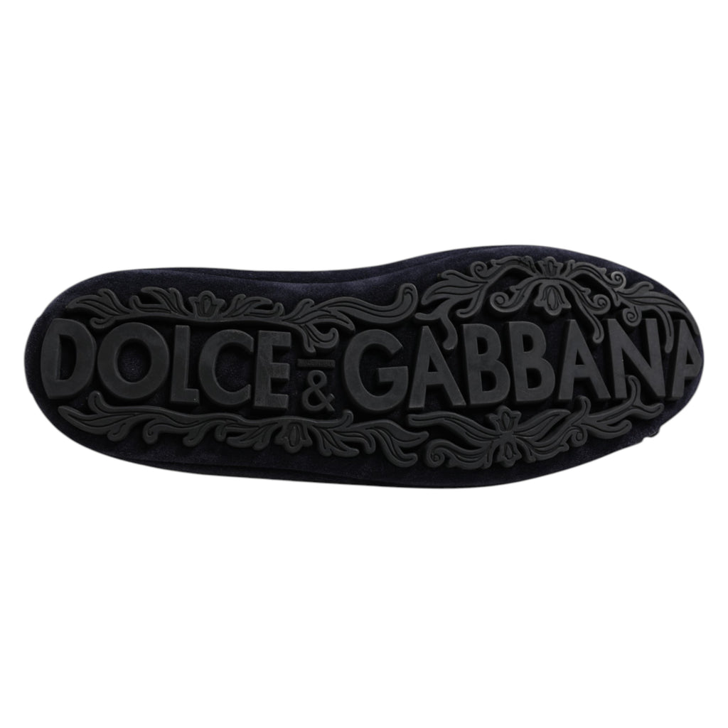 Chaussures habillées Dolce & Gabbana en daim bleu avec couronne en cristal, loafers élégants pour femmes.