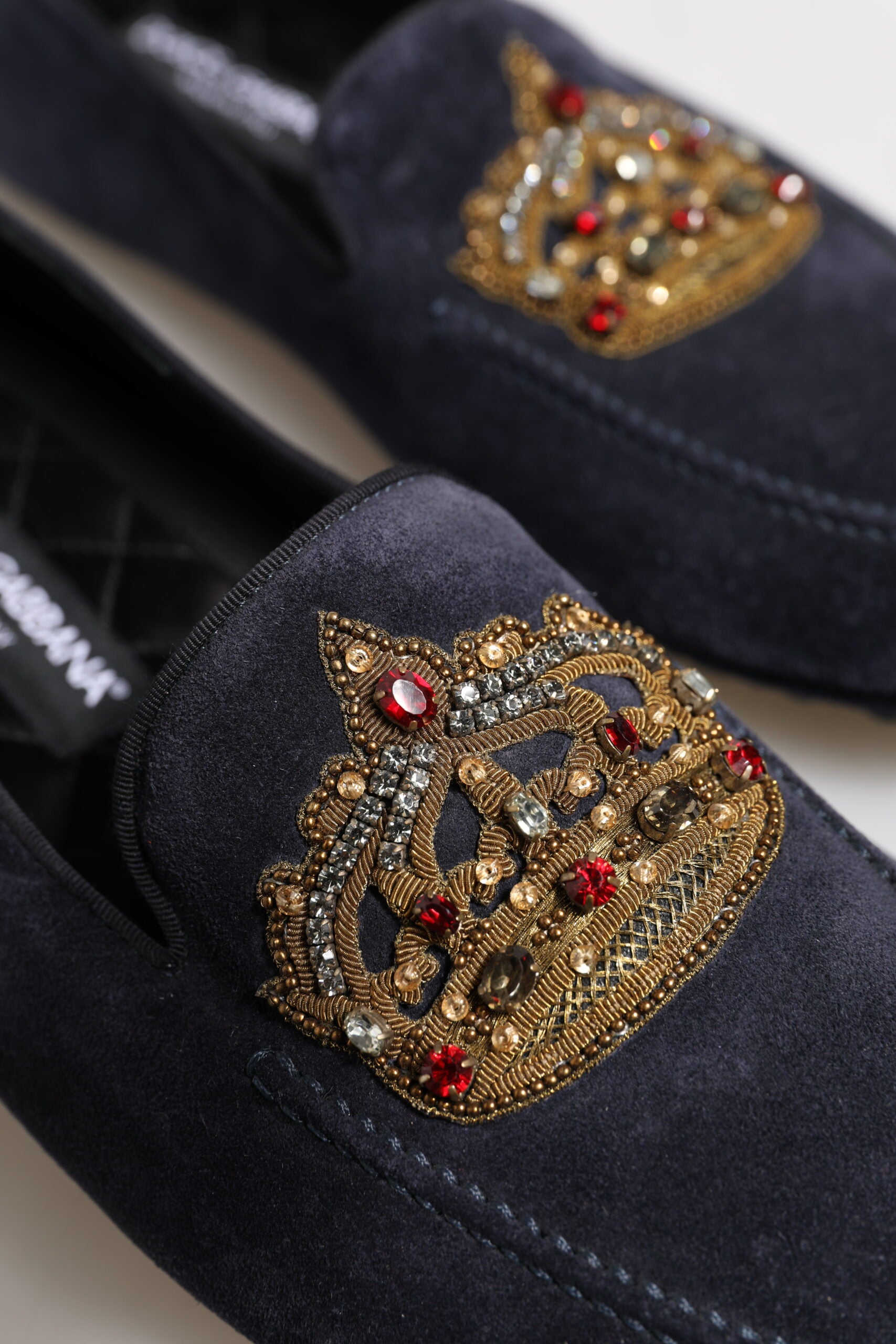 Chaussures habillées Dolce & Gabbana en daim bleu avec couronne en cristal, mocassins élégants pour homme.