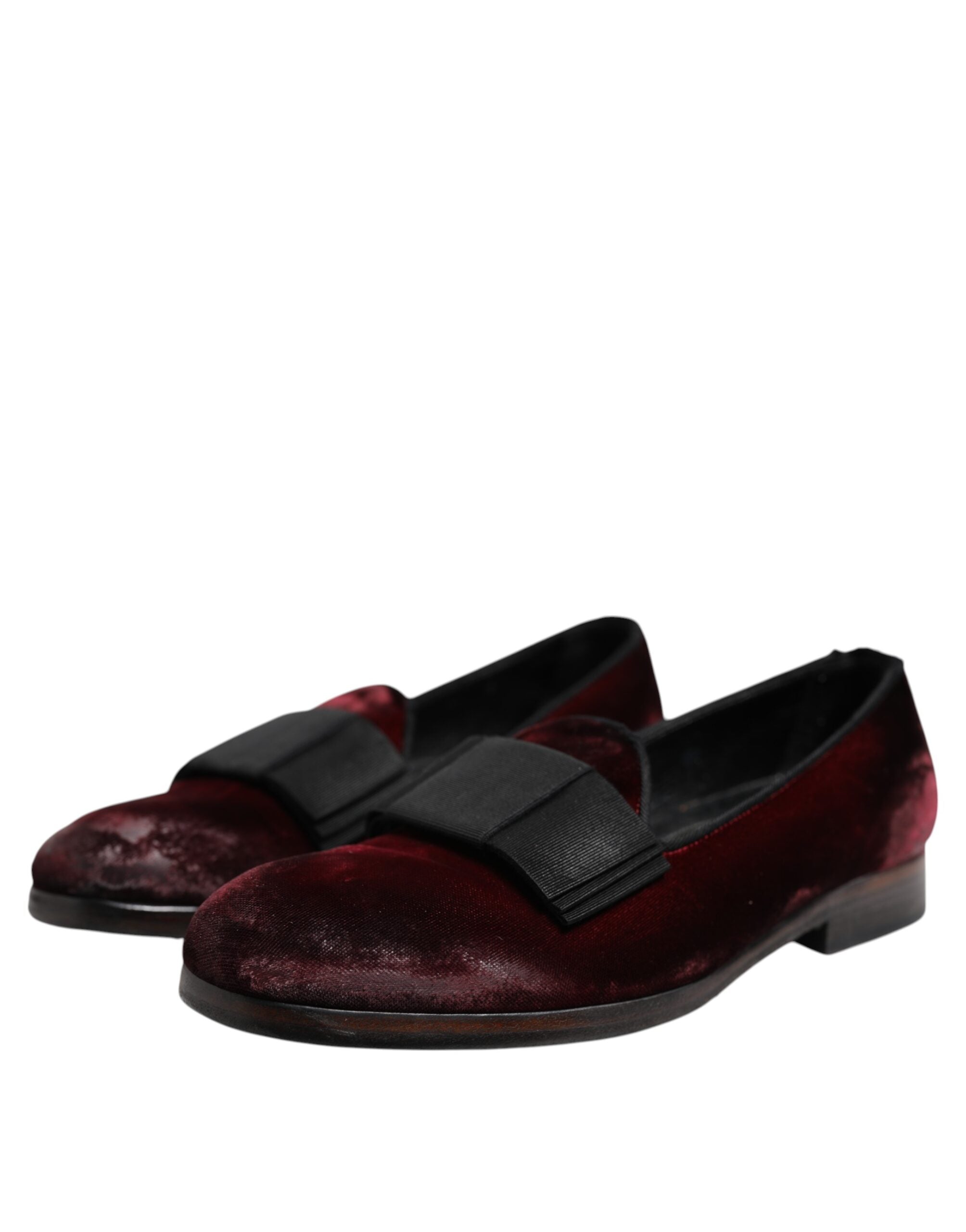 Mocassins slip-on en velours rouge pour homme de Dolce & Gabbana, chaussures élégantes et confortables.