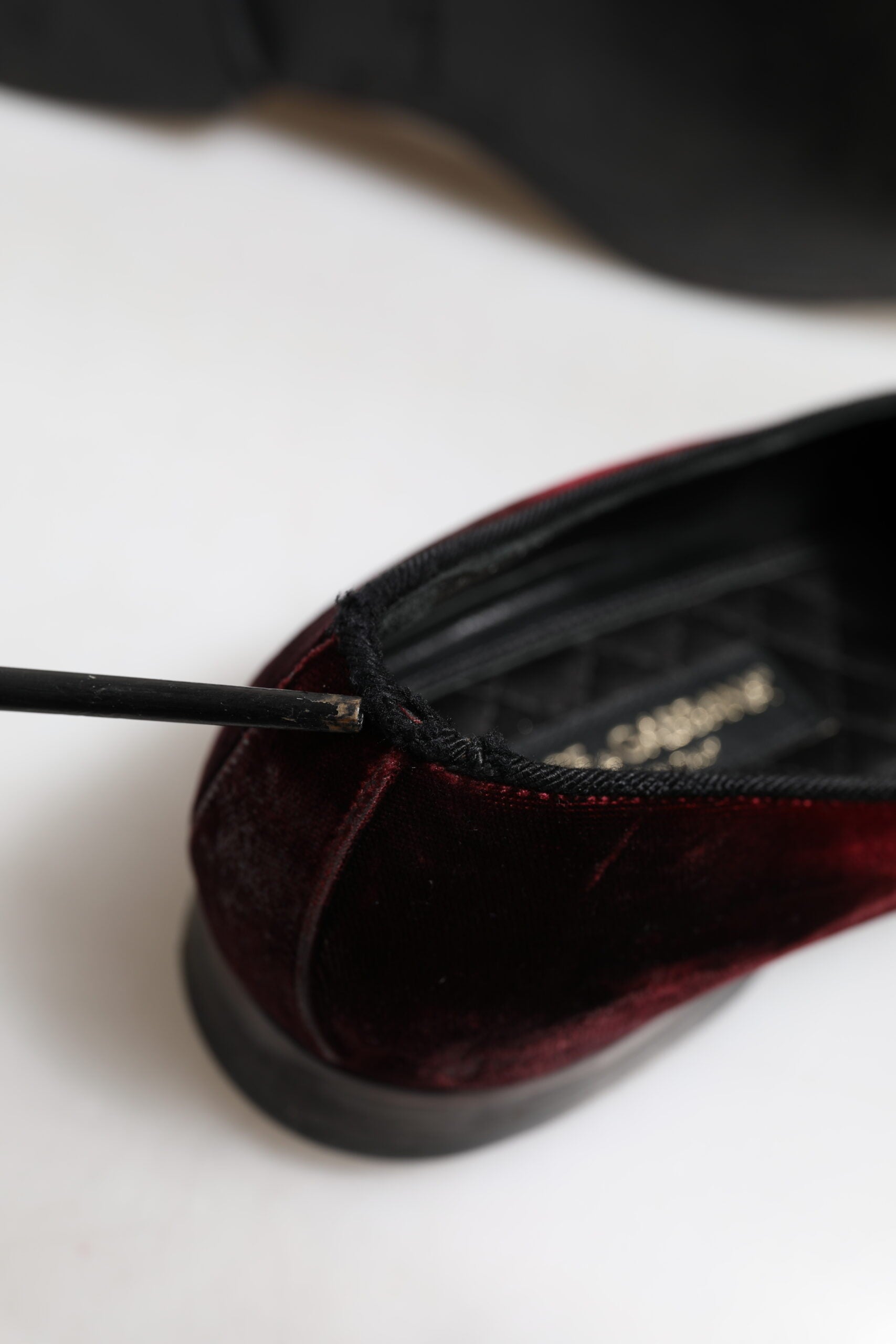 Mocassins pour homme en velours rouge Dolce & Gabbana, chaussures habillées Slip On élégantes et confortables.