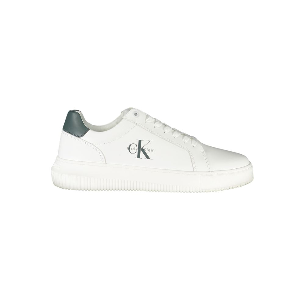 Sneakers pour hommes Calvin Klein en polyuréthane blanc, design moderne et confortable, vue de côté.