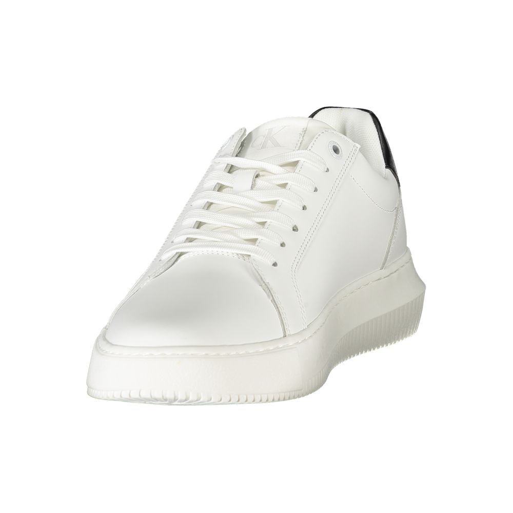 Sneakers pour homme Calvin Klein en polyuréthane blanc, style moderne et confort, vue de face.
