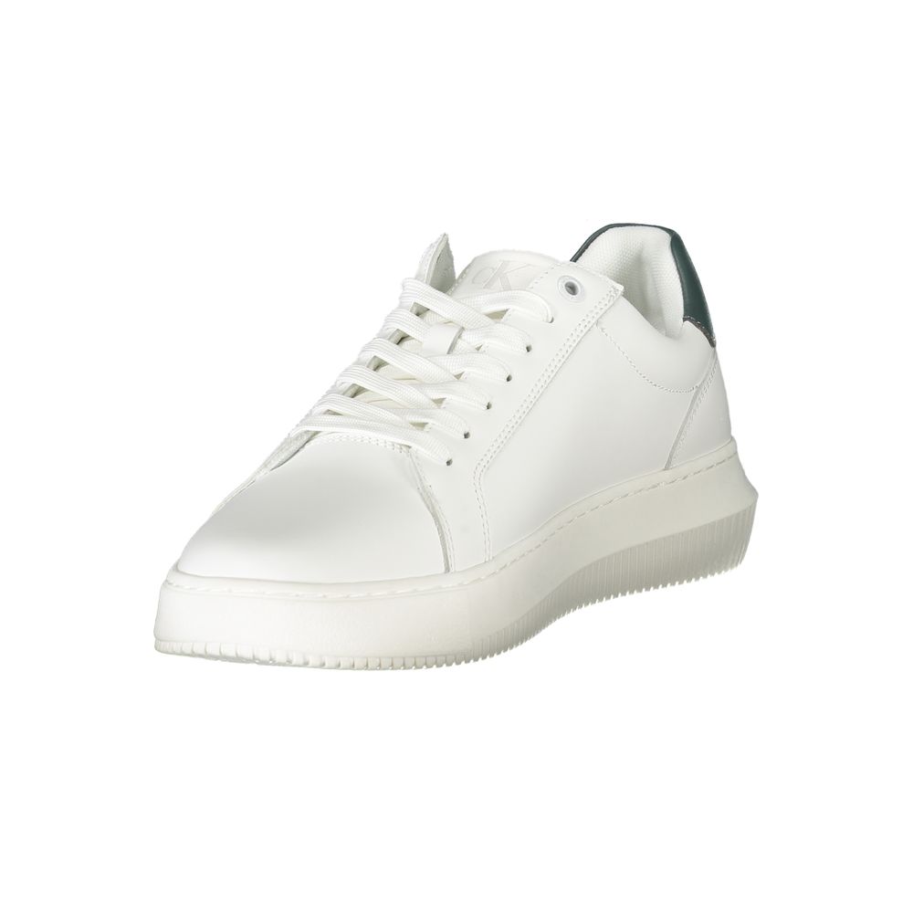 Chaussures sneakers pour hommes Calvin Klein en polyuréthane blanc, style décontracté et moderne.