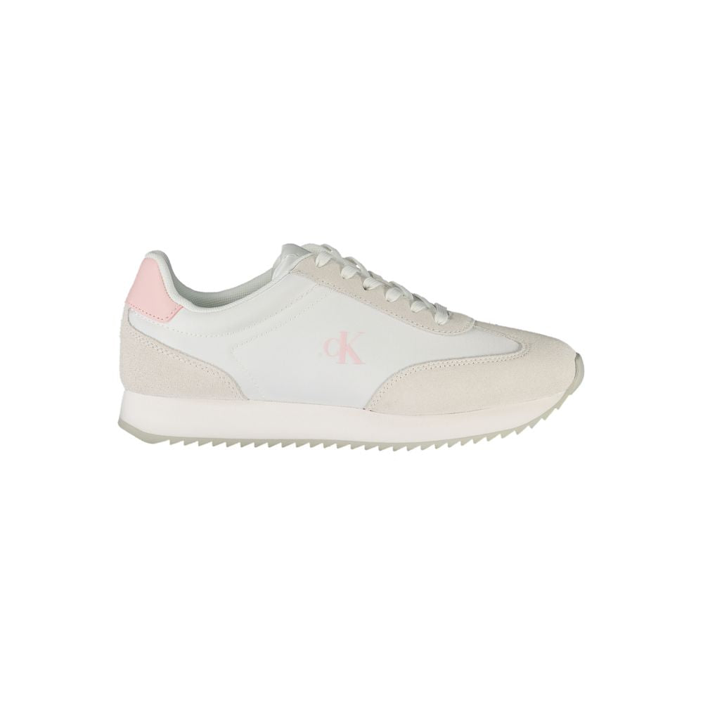 Sneakers en cuir blanc pour femme de la marque Calvin Klein, vue de côté.