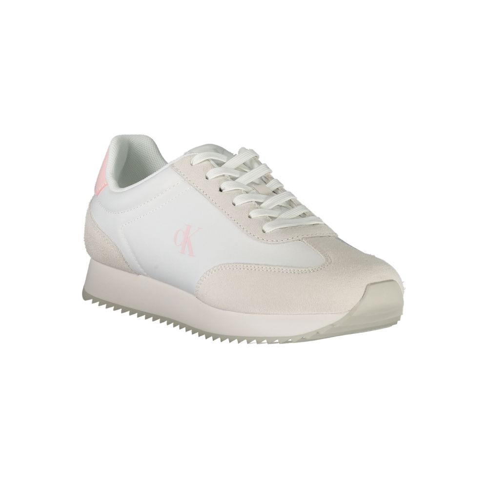 Chaussures femmes Calvin Klein en cuir blanc, sneakers élégants et confortables, vue de face avec logo visible.