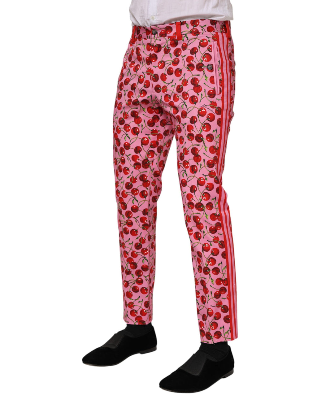 Pantalon en coton rose à imprimé cerise Dolce & Gabbana, style élégant et décontracté, visible avec détails de couture et texture.