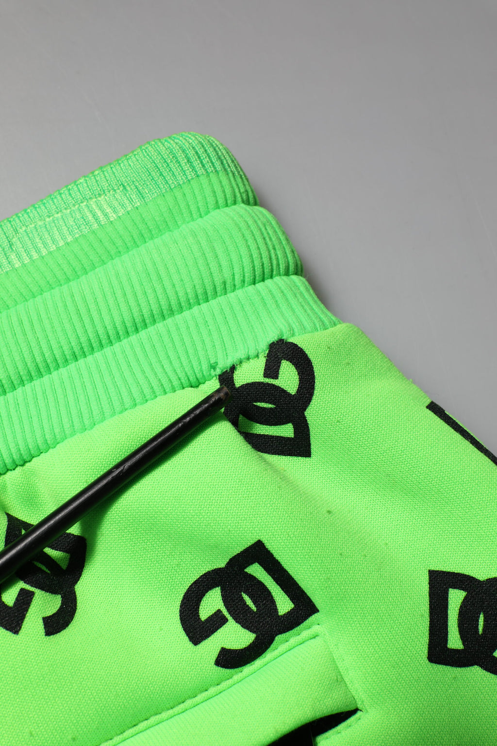 Pantalon de jogging vert Dolce & Gabbana avec logo imprimé pour homme, style décontracté et confortable.