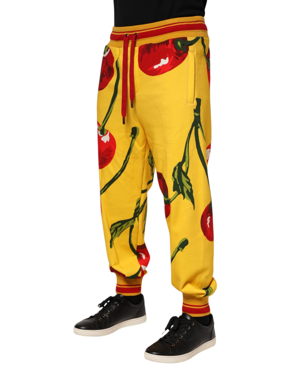 Pantalon jogger Dolce & Gabbana à motif cerises jaunes, confort et style décontracté, tissu léger et design tendance.