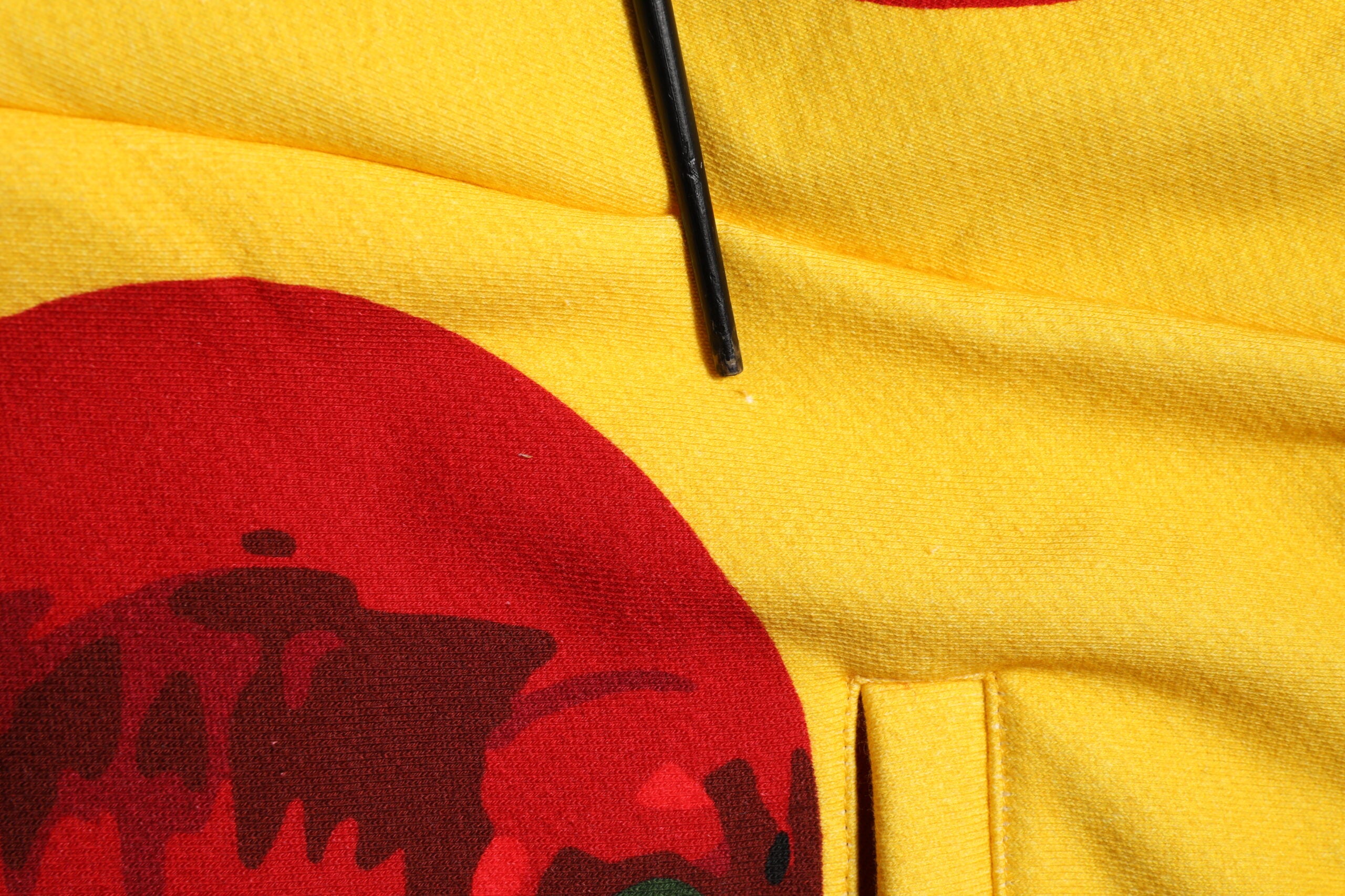 Pantalons joggers Dolce & Gabbana à motif cerises jaunes, sweatpants confortables et tendance.